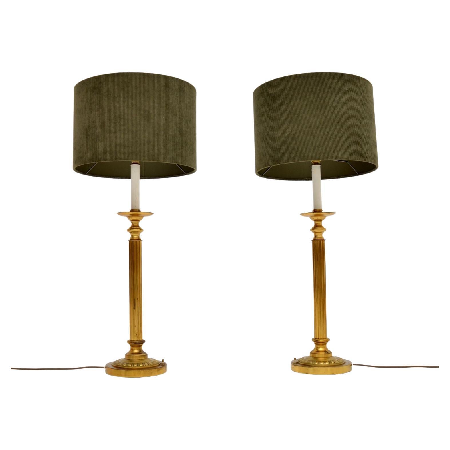 Paire de lampes de table anciennes en laiton cannelé en vente