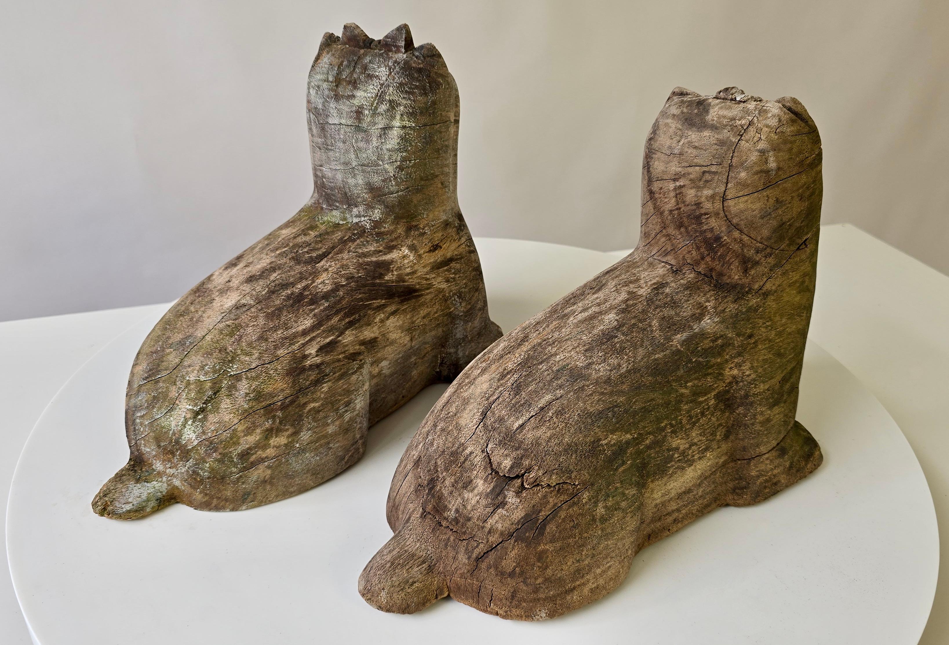 Pair of Antique Folk Art Carved Wooden Maltese Dog Sculptures In Good Condition For Sale In Antwerp, BE