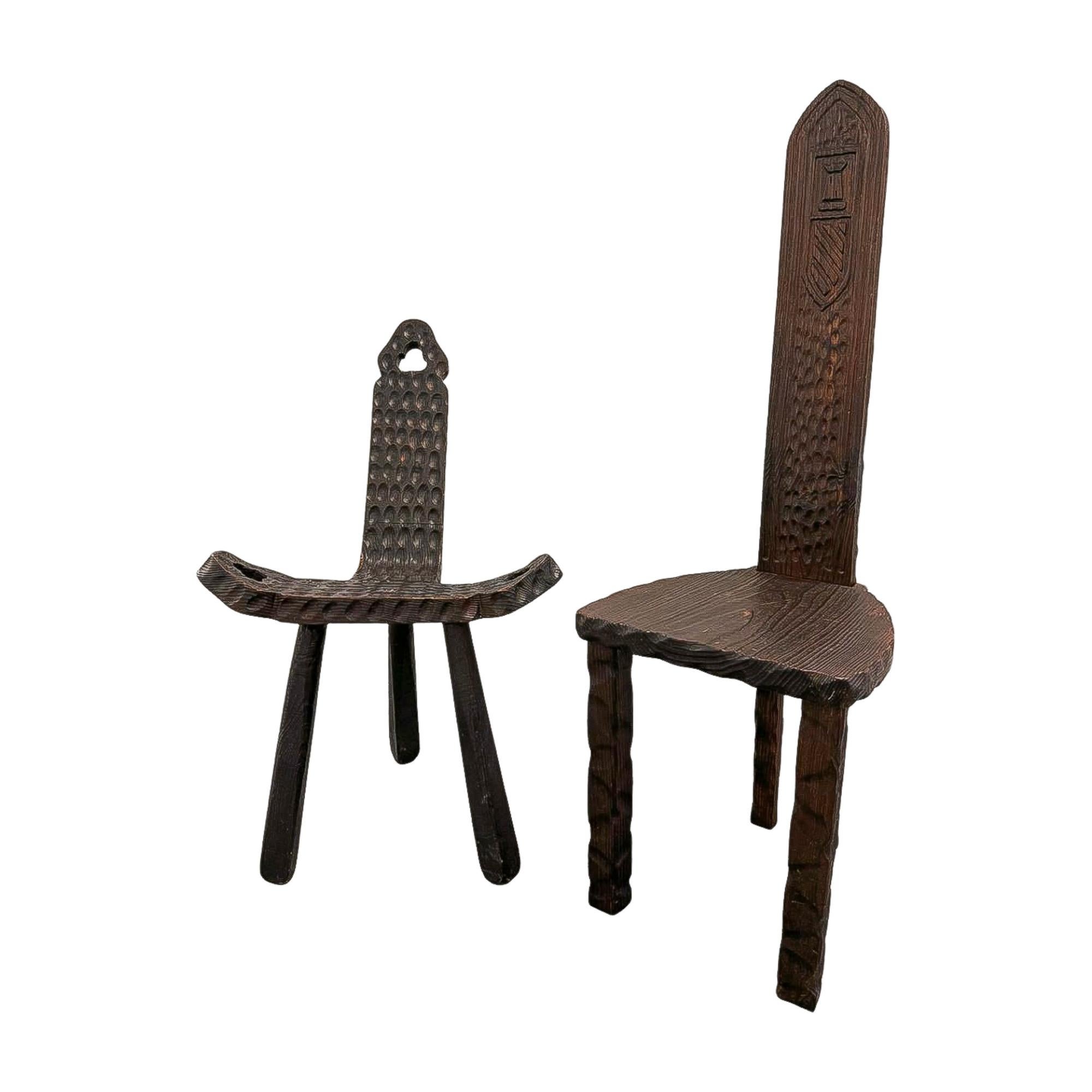 Coppia di sedie antiche di arte popolare, tra la fine del XIX e l'inizio del XX secolo. Una di queste è una rara poltrona da parto con seduta bassa e larga e schienale a trifoglio. L'altra, con la dicitura Made in Spain, è una sedia da sala rustica