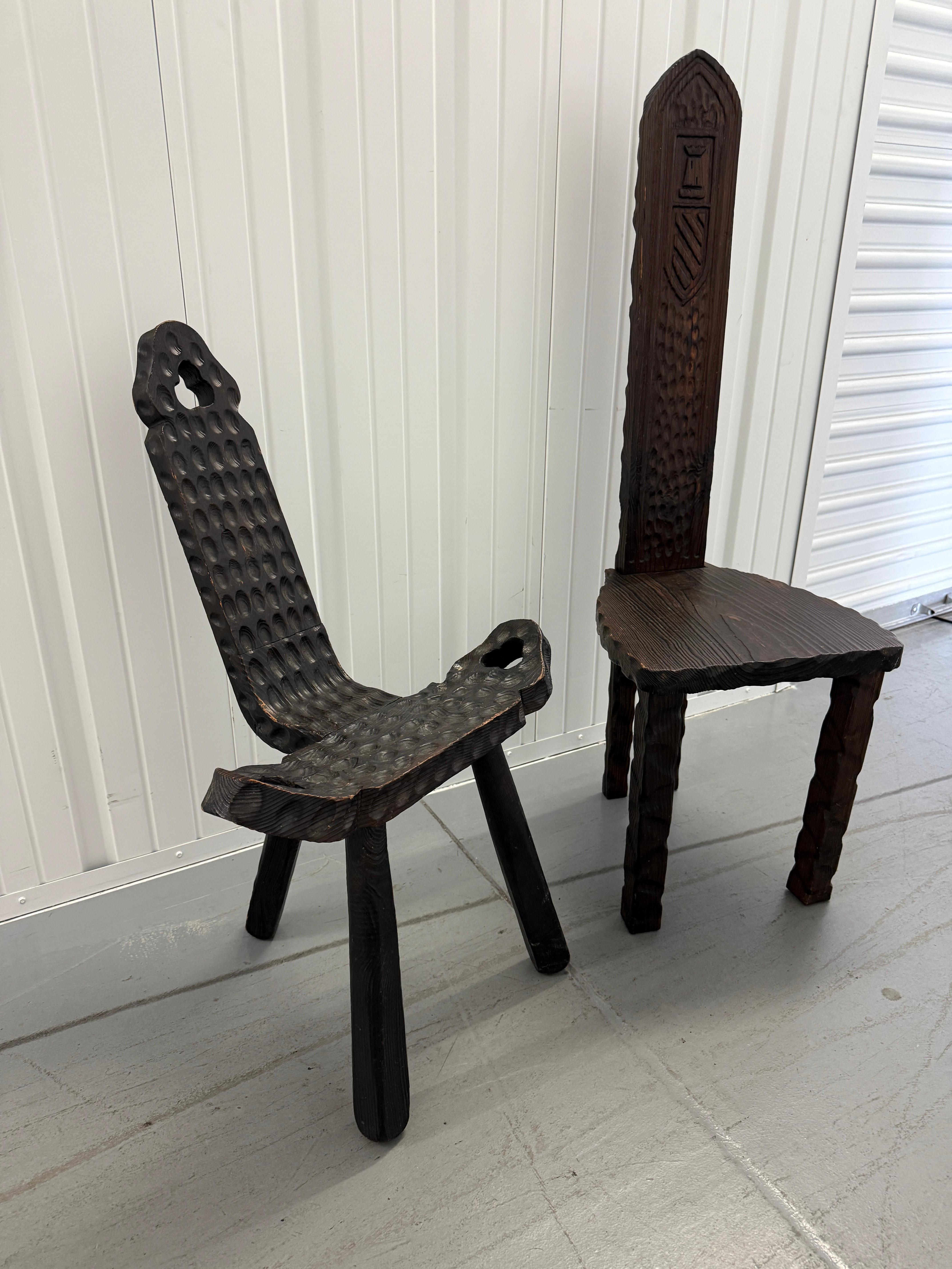 Coppia di sedie folkloristiche antiche, tra cui una sedia da parto rustica, XIX secolo In condizioni buone in vendita a Sarasota, FL