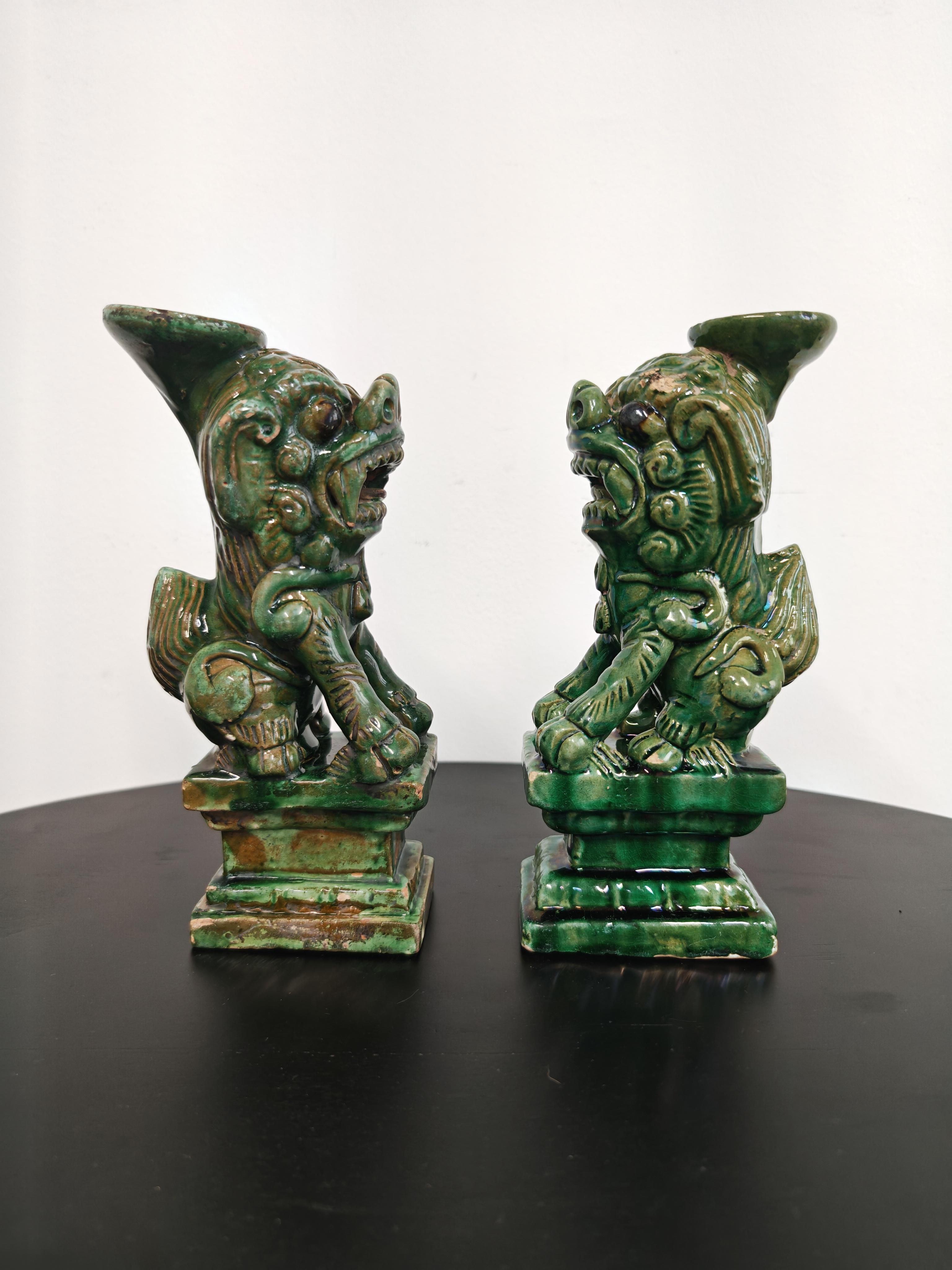 Paire de bougeoirs anciens en céramique, Chine, 19e siècle en vente 3