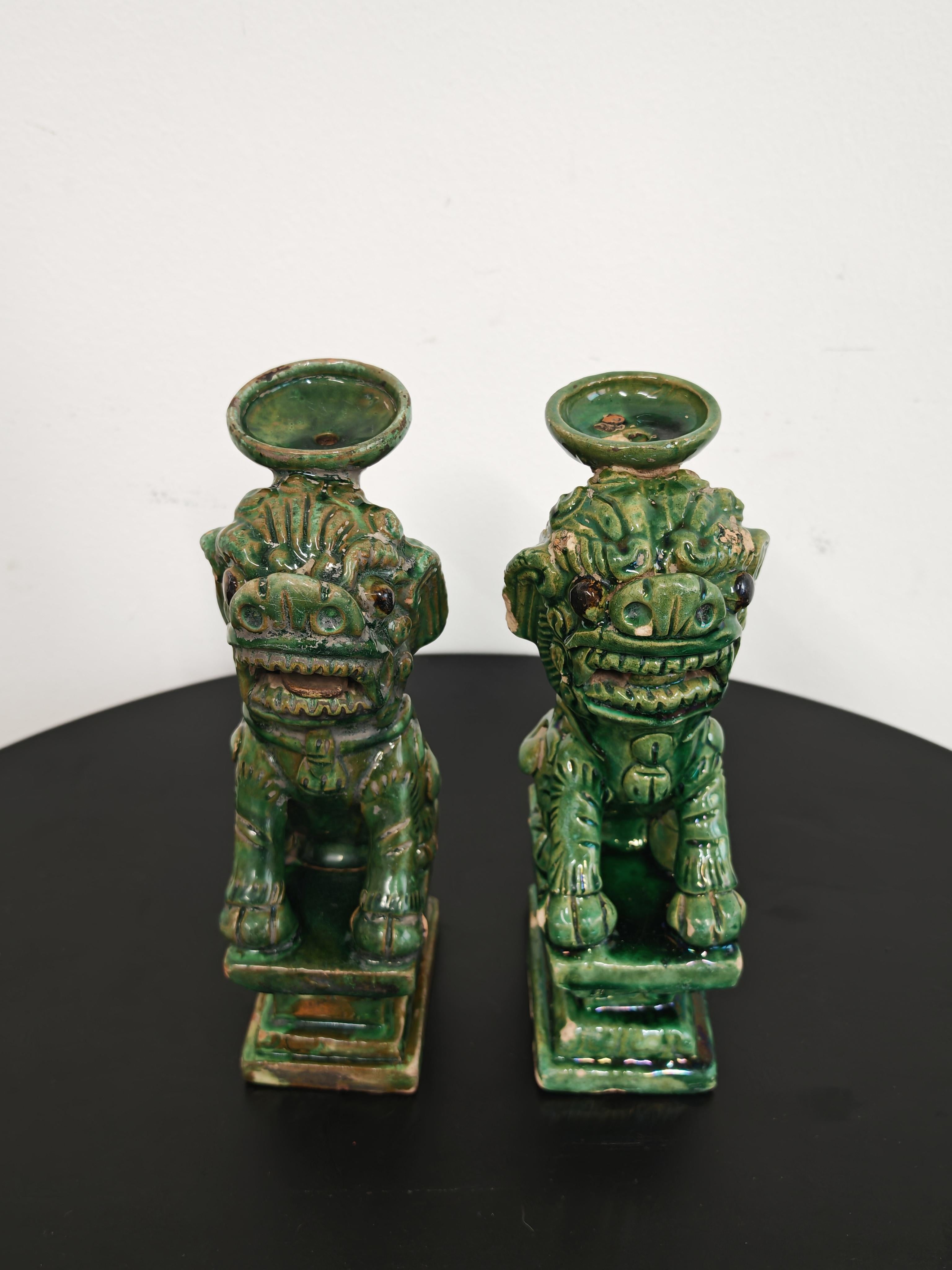 Exportation chinoise Paire de bougeoirs anciens en céramique, Chine, 19e siècle en vente