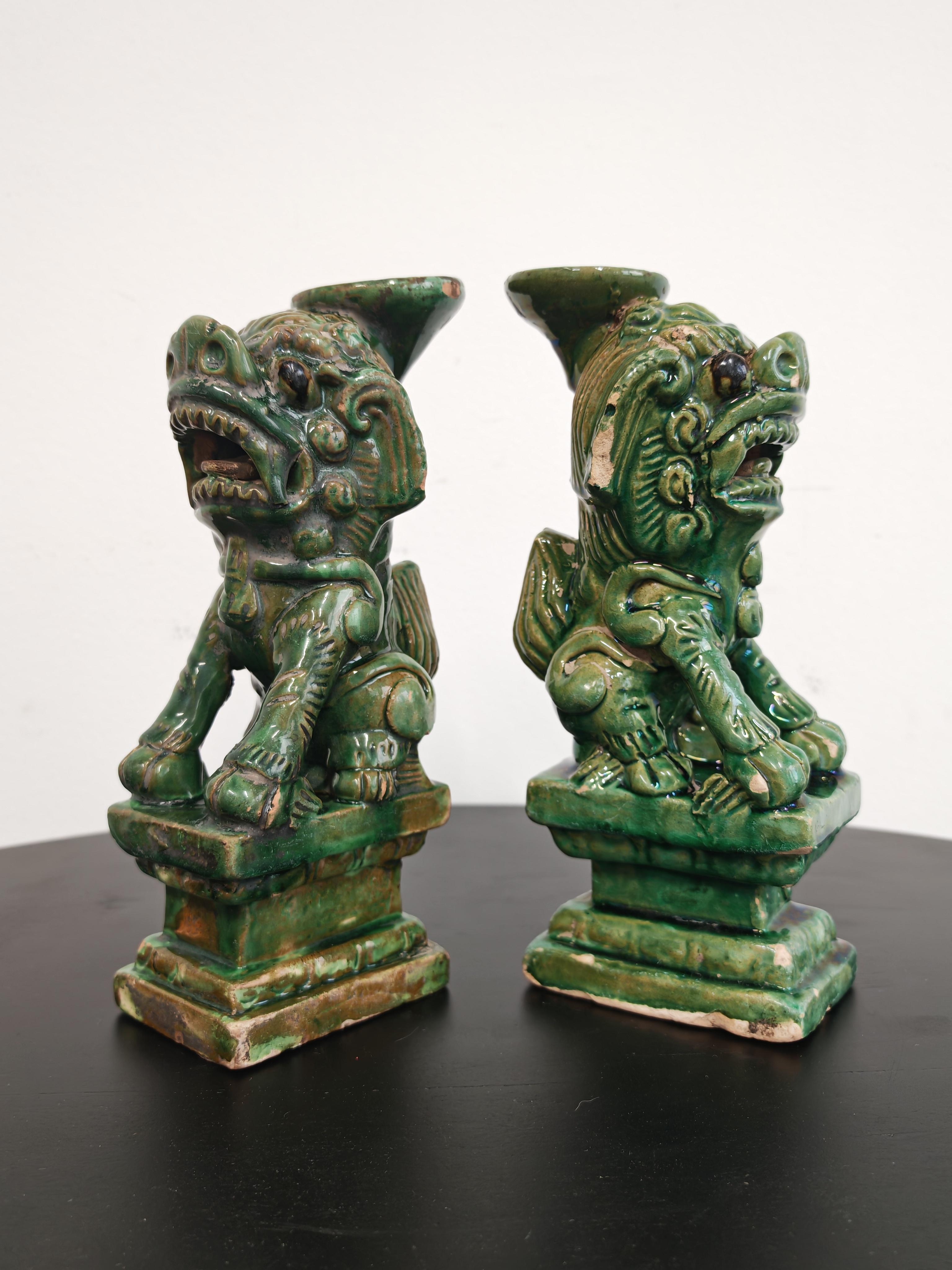 Paire de bougeoirs anciens en céramique, Chine, 19e siècle Bon état - En vente à Beograd, RS