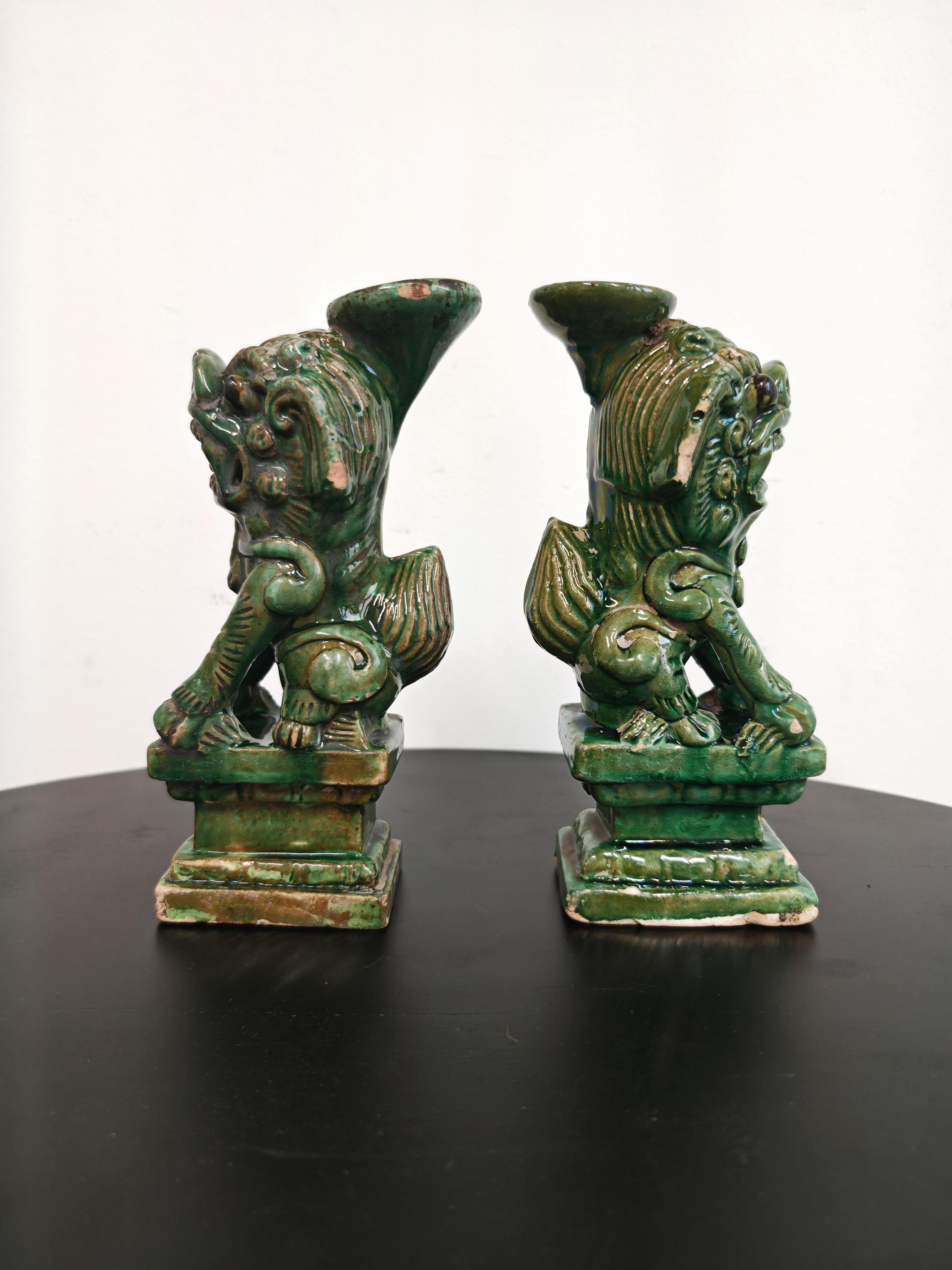 Céramique Paire de bougeoirs anciens en céramique, Chine, 19e siècle en vente