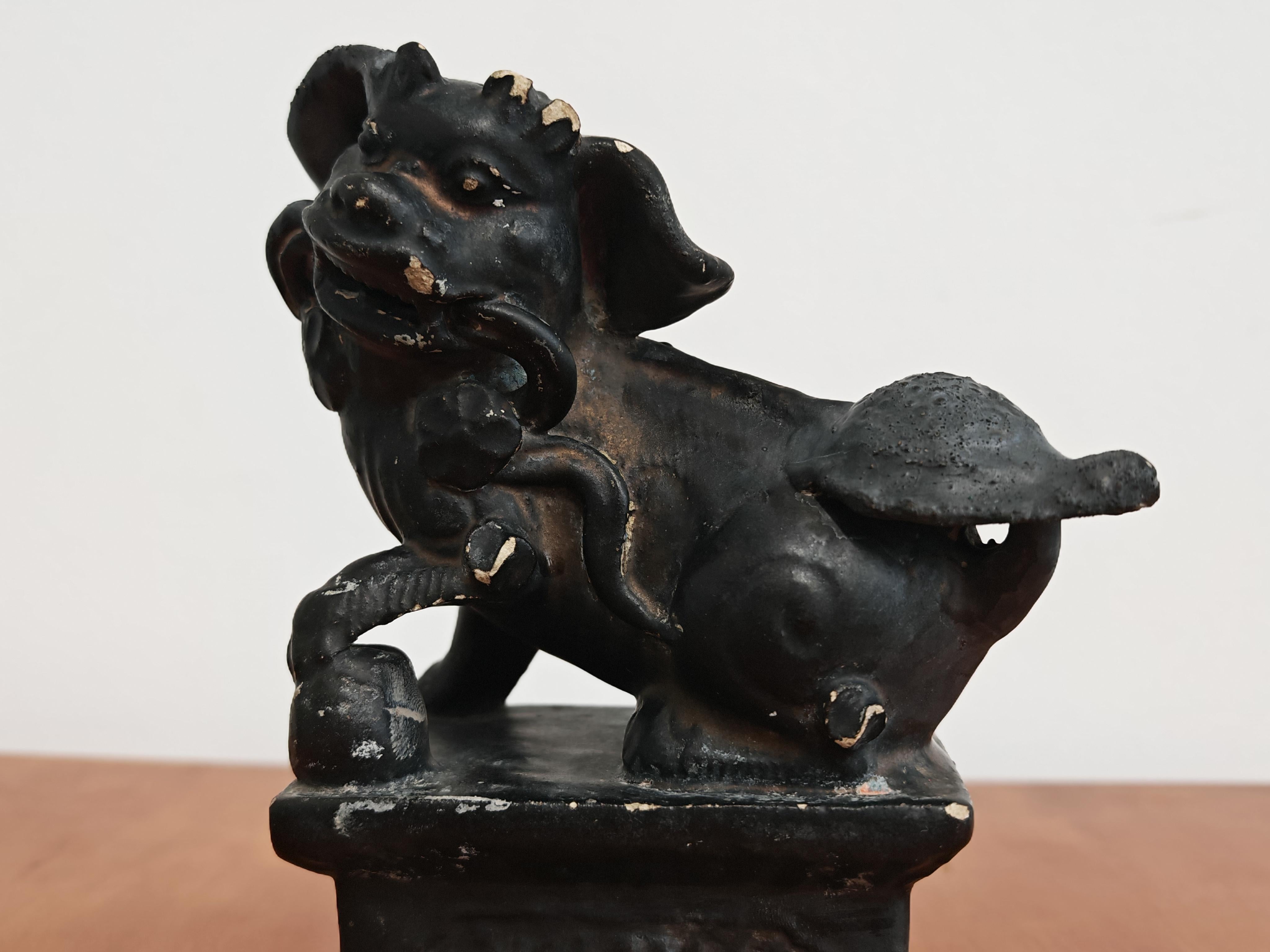 Paire de chiens anciens en céramique, Chine, 19e siècle en vente 4