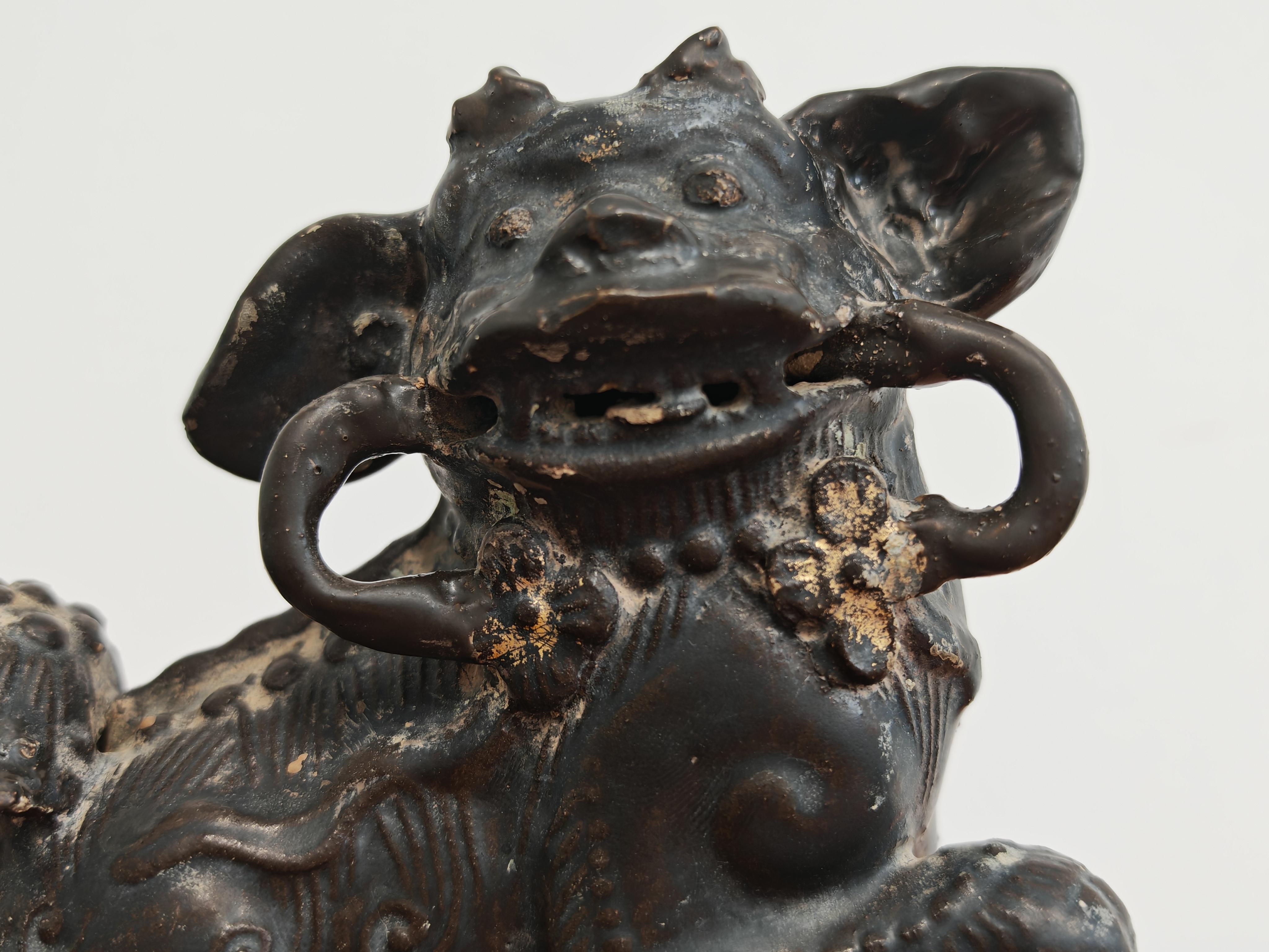 Exportation chinoise Paire de chiens anciens en céramique, Chine, 19e siècle en vente