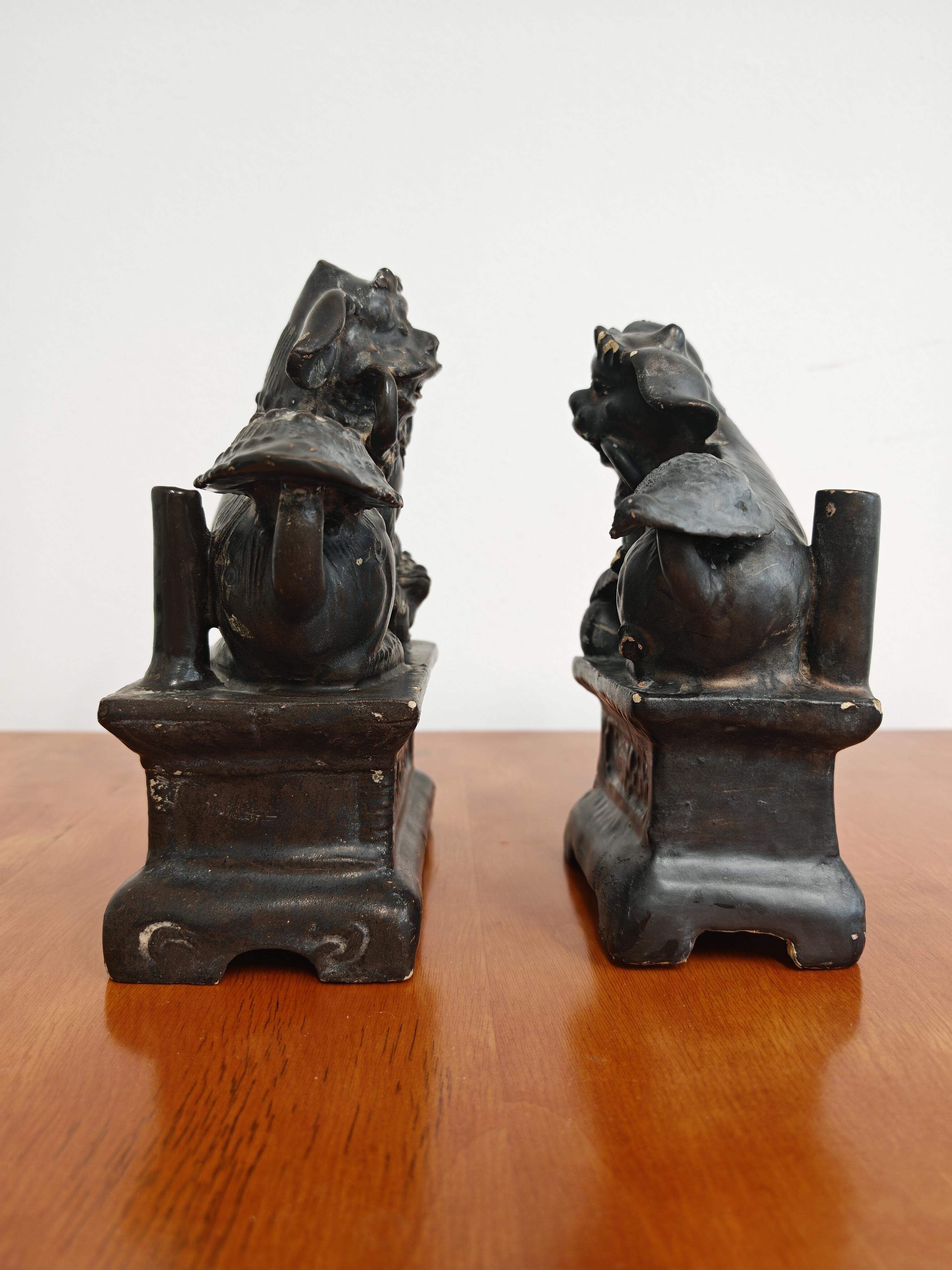 Chinois Paire de chiens anciens en céramique, Chine, 19e siècle en vente