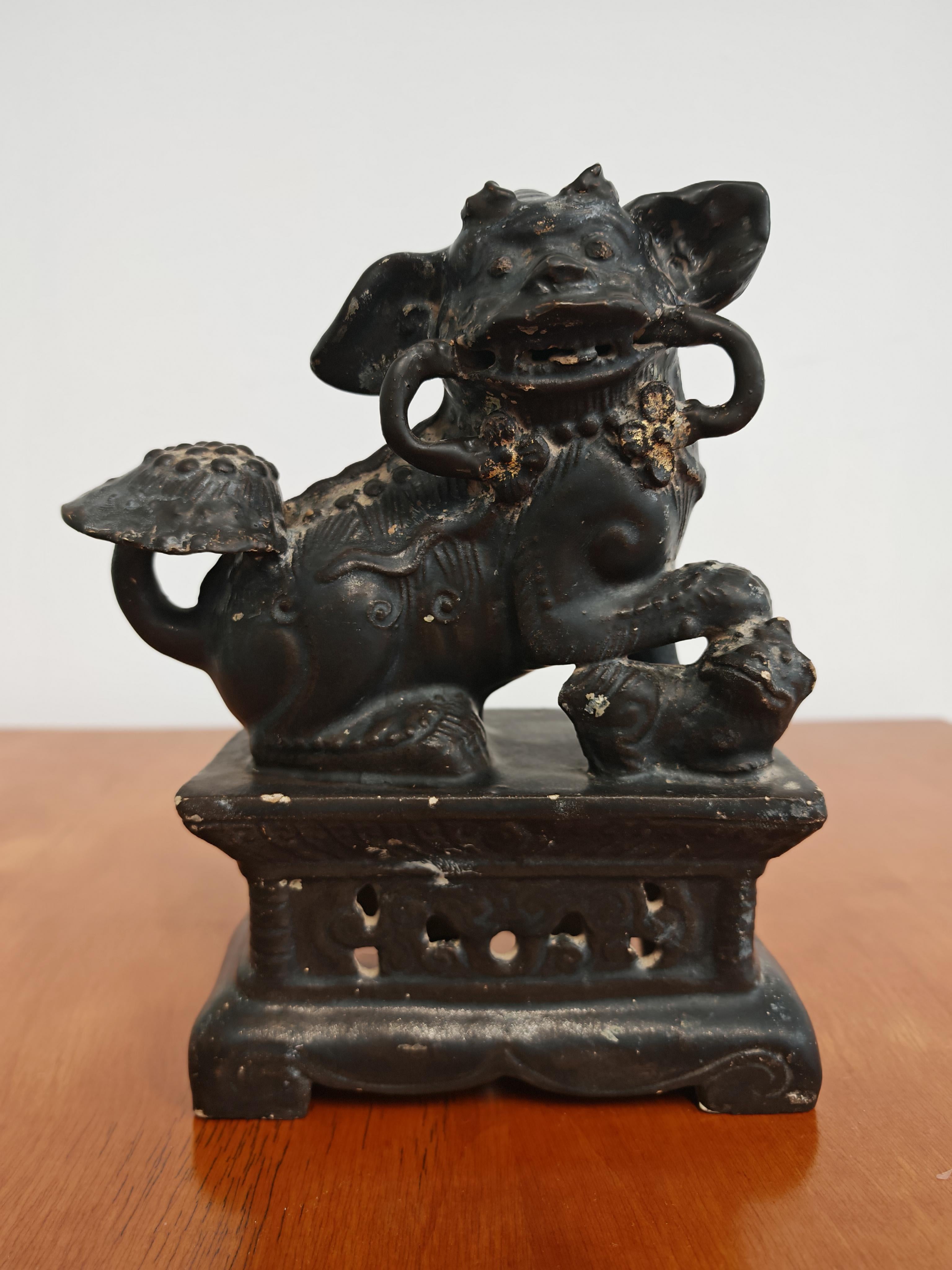 Paire de chiens anciens en céramique, Chine, 19e siècle Bon état - En vente à Beograd, RS