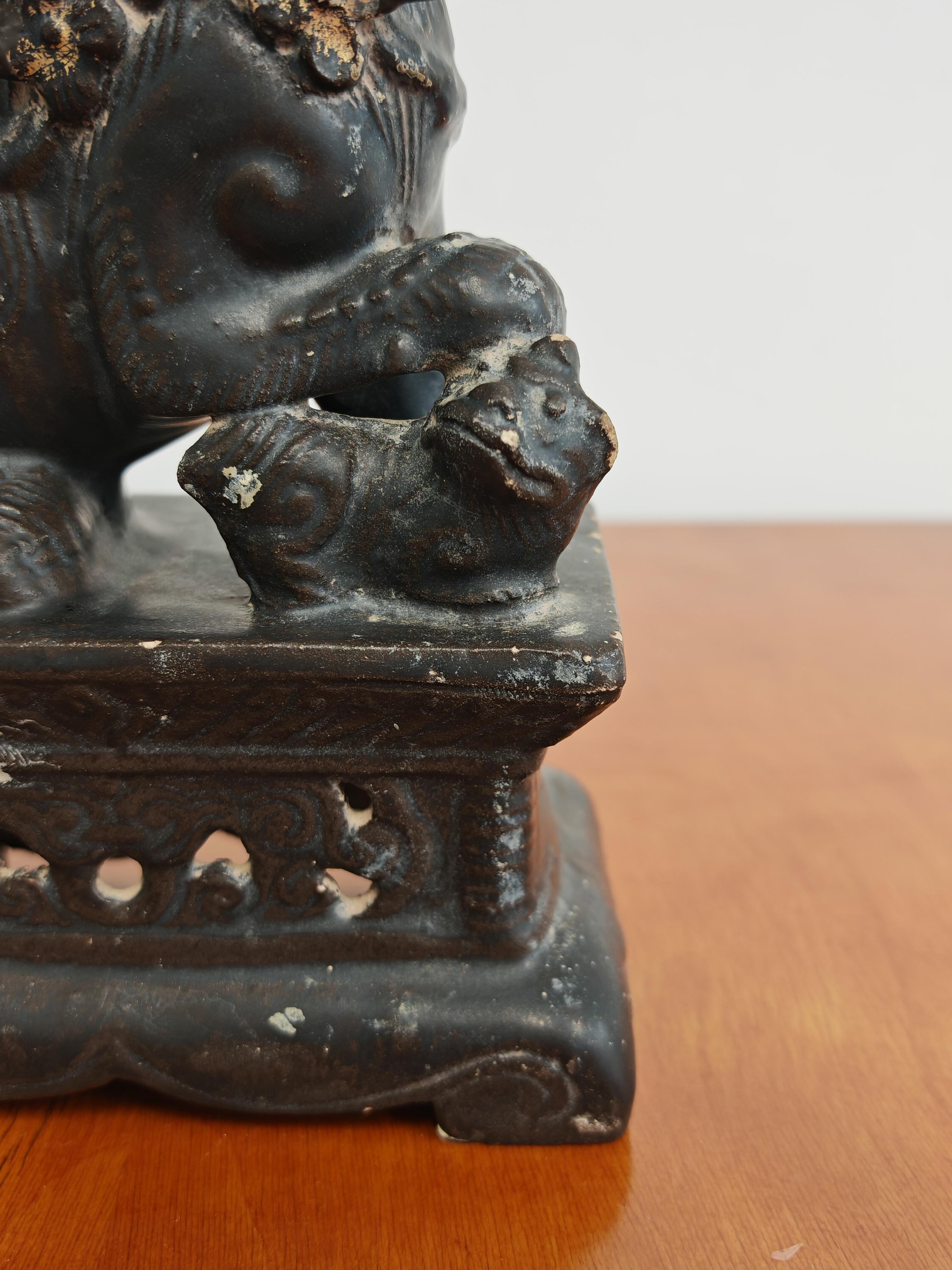 Céramique Paire de chiens anciens en céramique, Chine, 19e siècle en vente