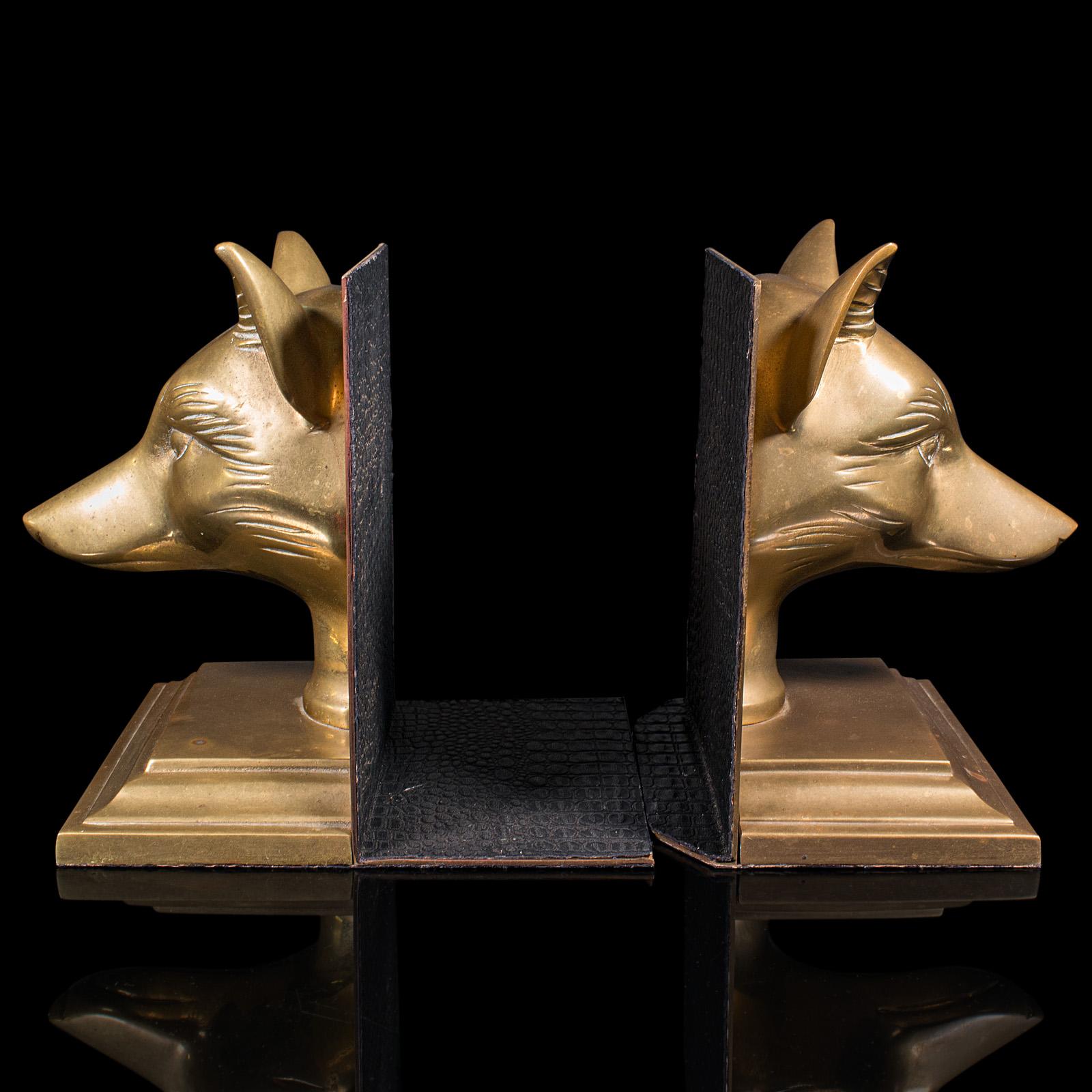 This is a pair of antique fox bookends. An English, brass decorative book rest, dating to the late Victorian period, circa 1900.

Captivating character to these fine book ends
Displaying a desirable aged patina and in good order
Brass presents