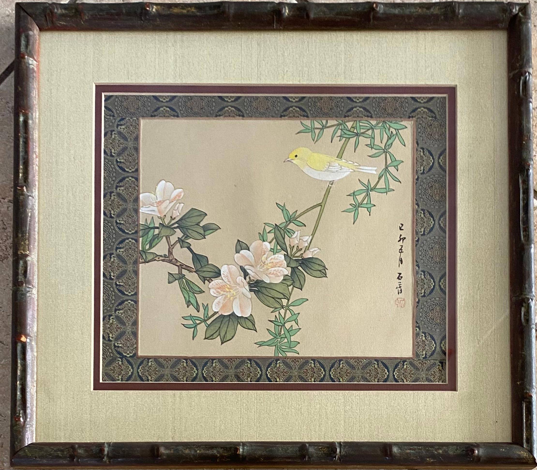 Paire de peintures chinoises anciennes encadrées en soie et oiseaux Bon état - En vente à Miami, FL
