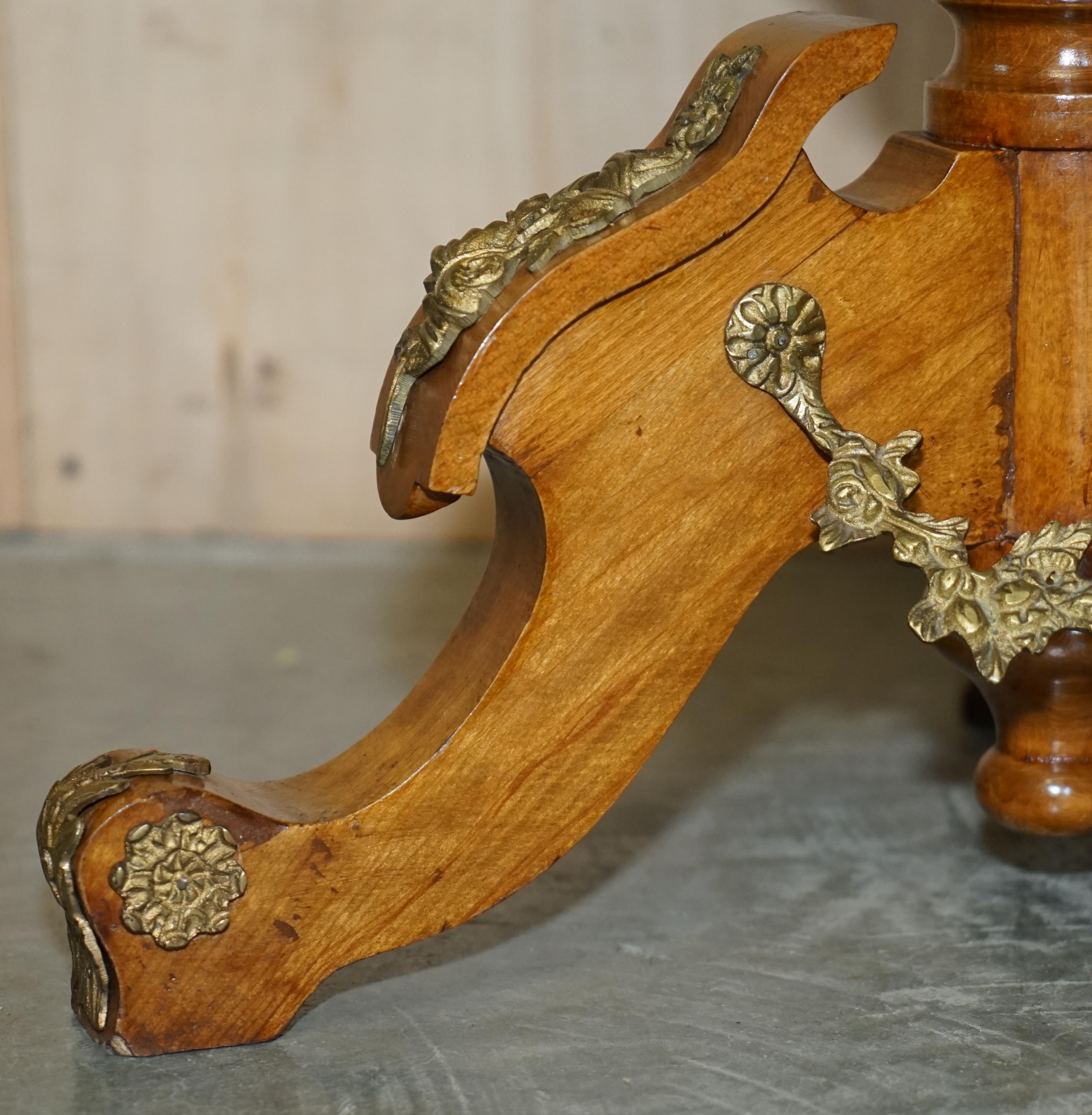 Paire de tables d'appoint françaises anciennes en marbre brun clair de 1880, GILT BRASS GREEN en vente 4
