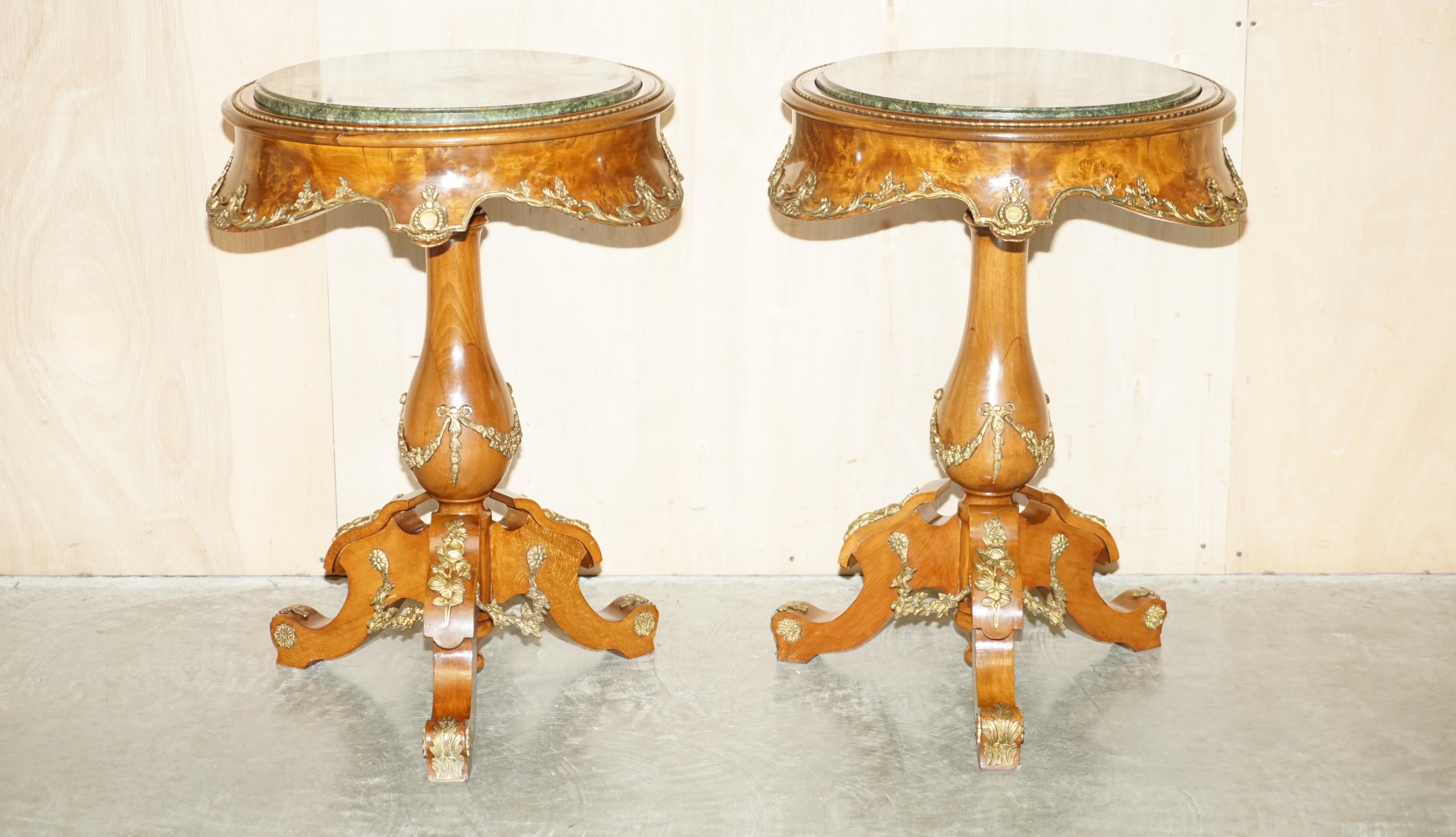 The House Antiques a le plaisir d'offrir à la vente cette paire exquise de tables d'appoint ou de lampes en ronce de noyer française datant d'environ 1880, avec des détails en laiton doré et un plateau en marbre vert italien 

Veuillez noter que les
