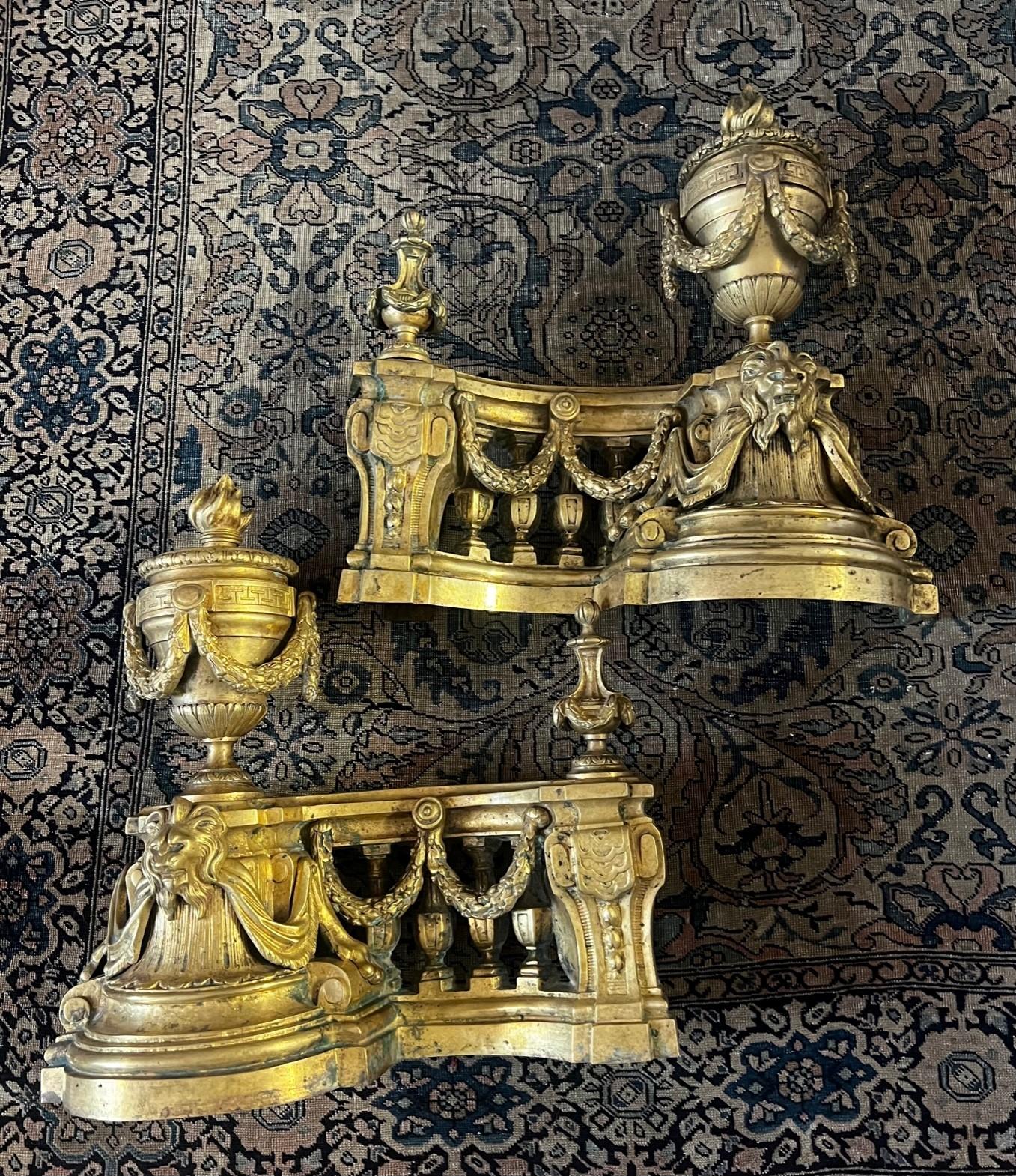 Dieses wunderbare Paar französischer vergoldeter Chenets aus Bbronze aus dem 18. Jahrhundert. Die Feuerhunde sind außergewöhnlich und meisterhaft aus geschnitzter und vergoldeter Bronze gefertigt, mit extravaganten dekorativen Elementen, die in der