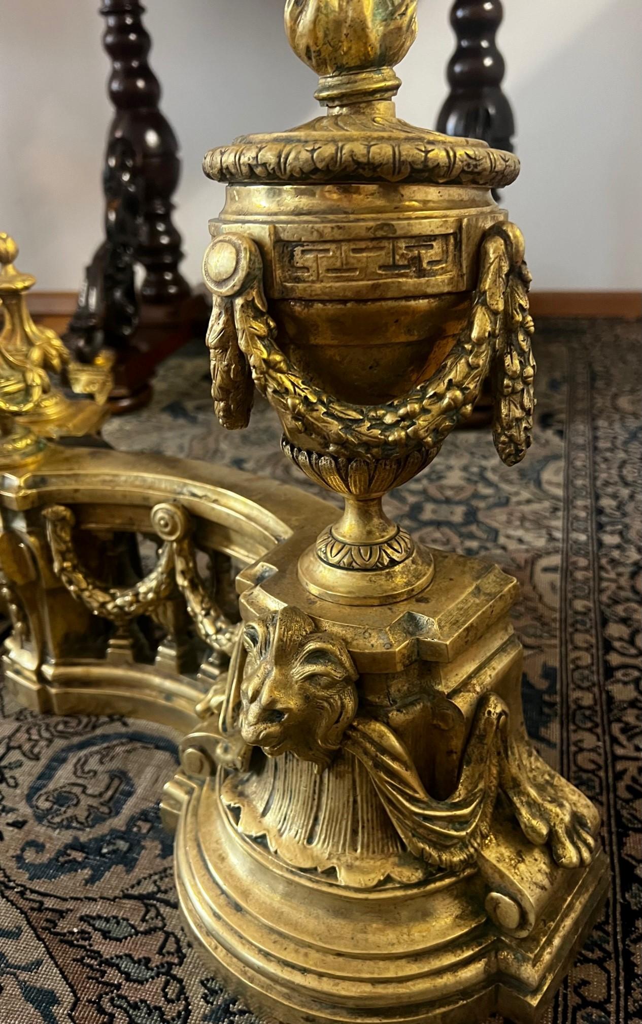 Baroque Paire de chenets français anciens du 18ème siècle en bronze doré en vente