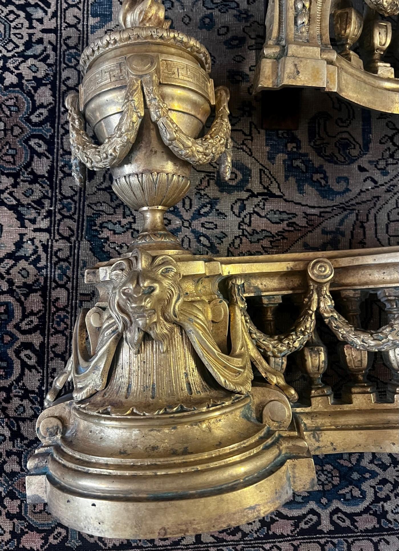 Français Paire de chenets français anciens du 18ème siècle en bronze doré en vente