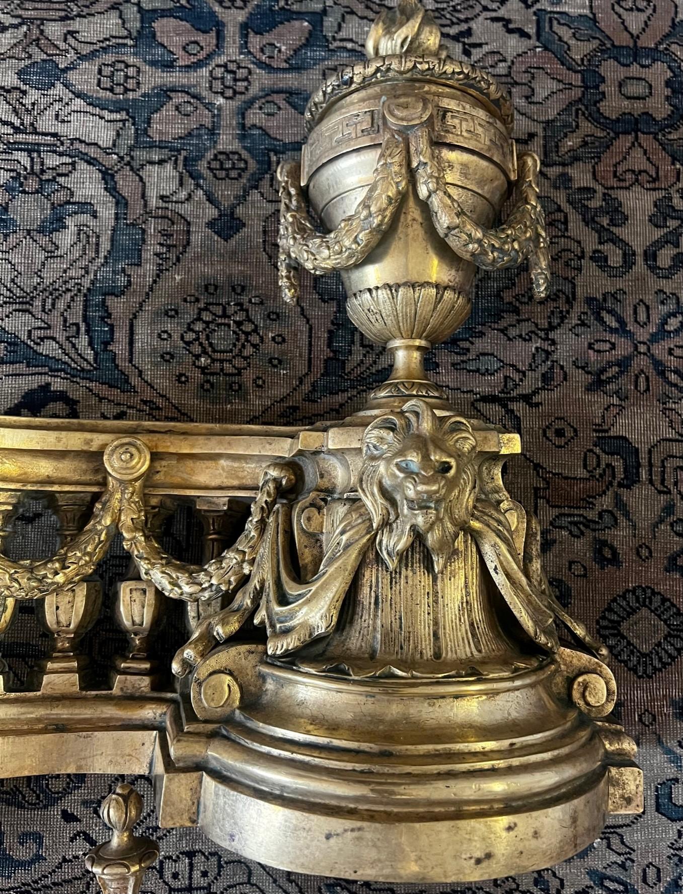 Paar antike französische vergoldete Bronze-Feuerböcke/Chenets aus dem 18. Jahrhundert (Vergoldet) im Angebot