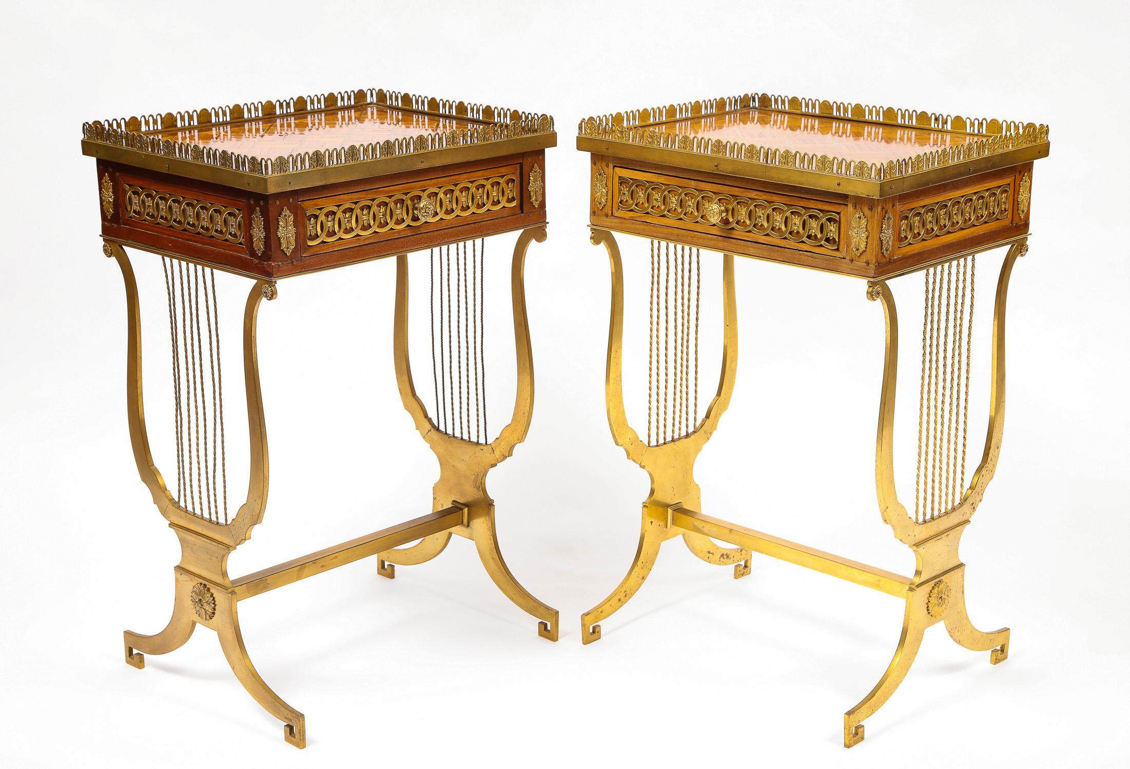 Pareja de mesas auxiliares francesas del siglo XIX de forma rectangular con patas de lira de bronce en venta 2