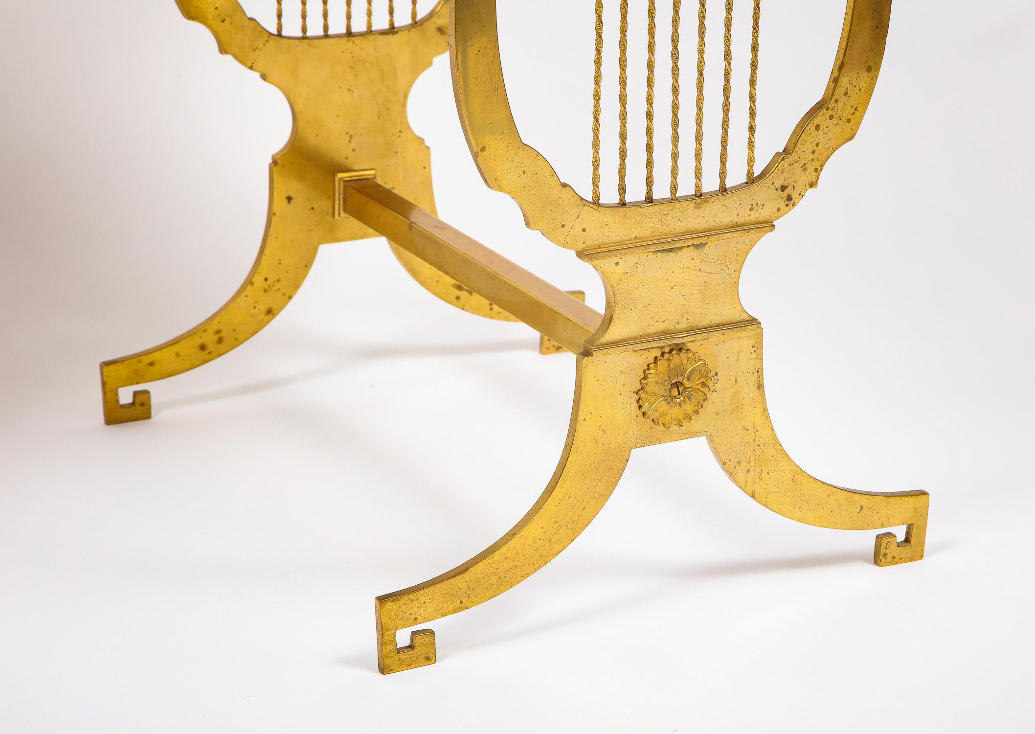 Pareja de mesas auxiliares francesas del siglo XIX de forma rectangular con patas de lira de bronce en venta 4