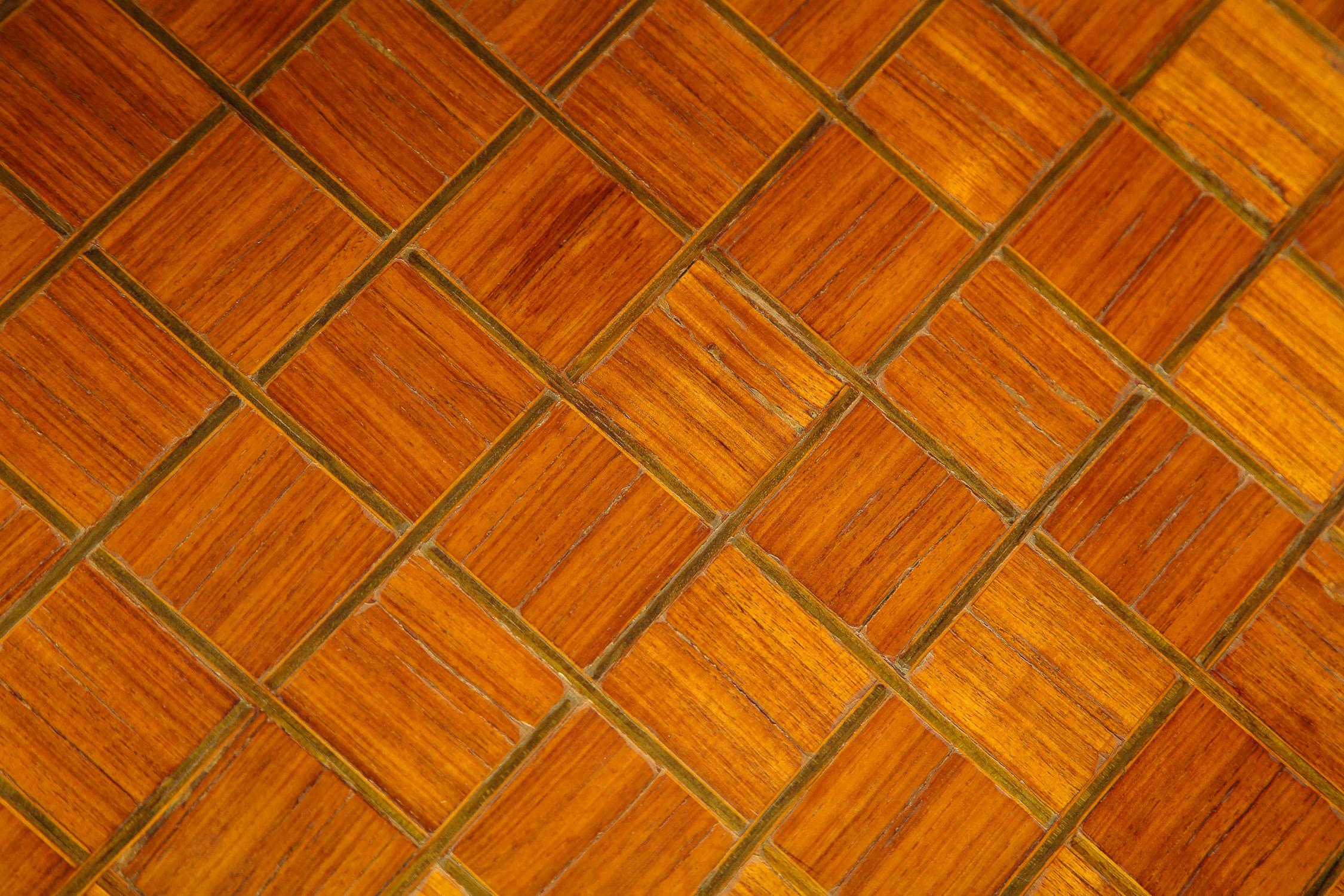 Pareja de mesas auxiliares francesas del siglo XIX de forma rectangular con patas de lira de bronce en venta 6