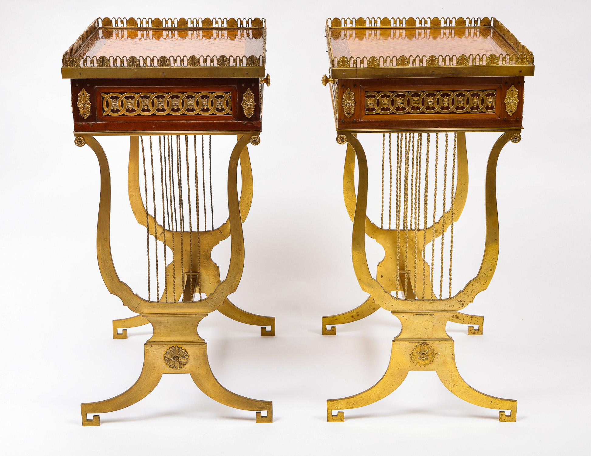 Pareja de mesas auxiliares francesas del siglo XIX de forma rectangular con patas de lira de bronce Dorado en venta