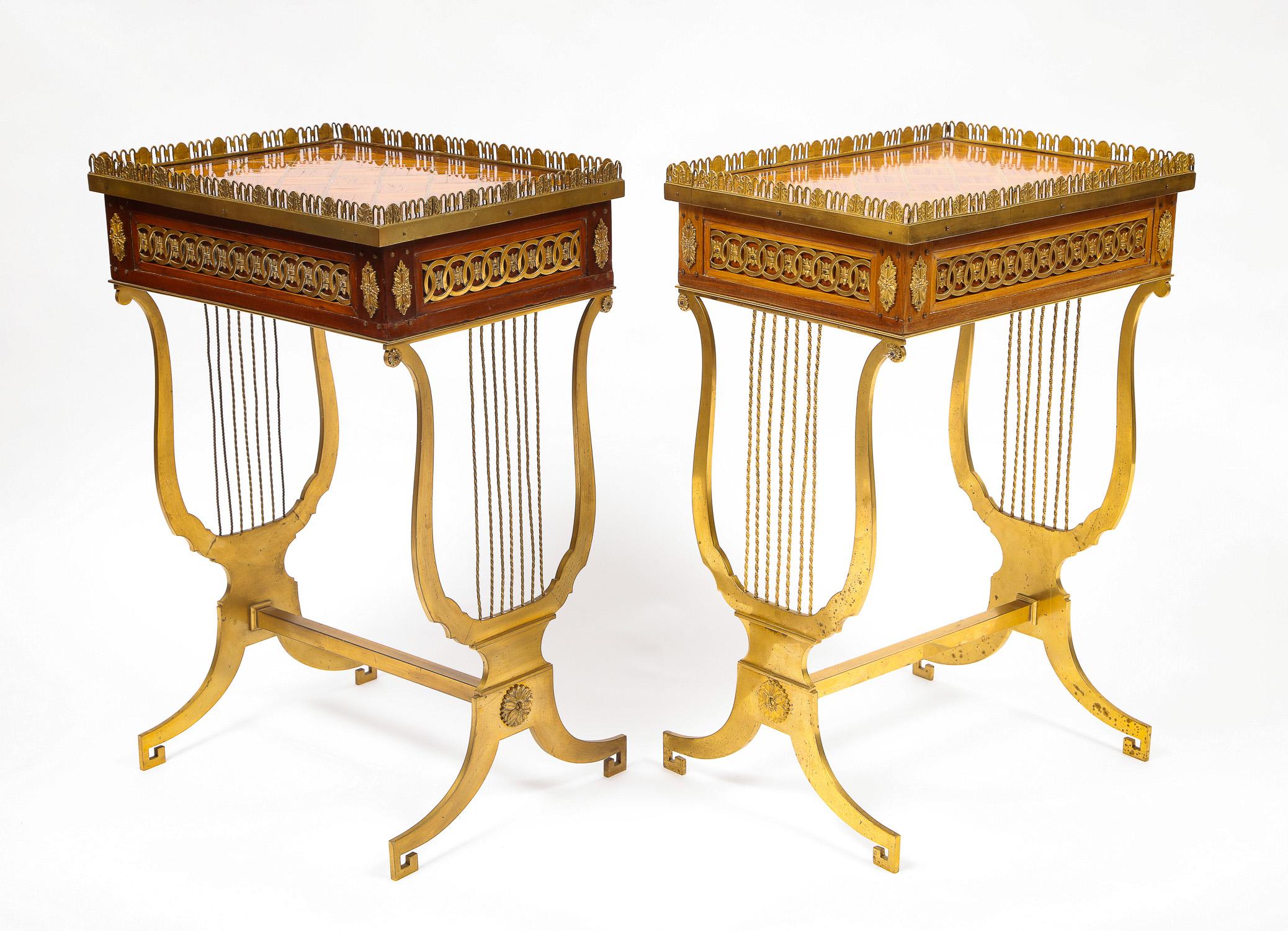 Pareja de mesas auxiliares francesas del siglo XIX de forma rectangular con patas de lira de bronce en venta 1