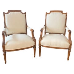 Paire d'anciens fauteuils néoclassiques Louis XVI français du 19e siècle sculptés