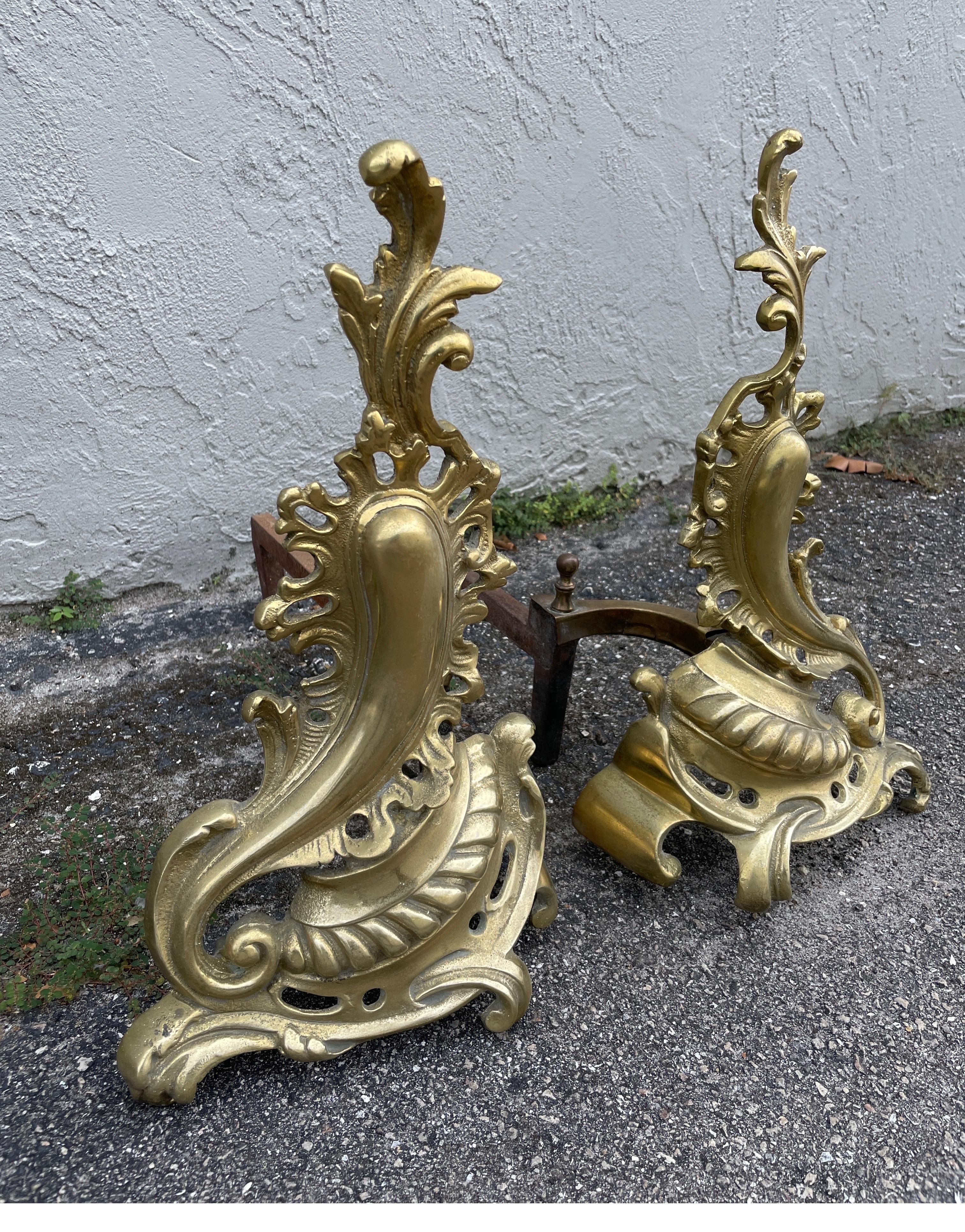 Coppia di Androni francesi antichi in ottone. Un bellissimo design fluente realizzato in ottone massiccio.