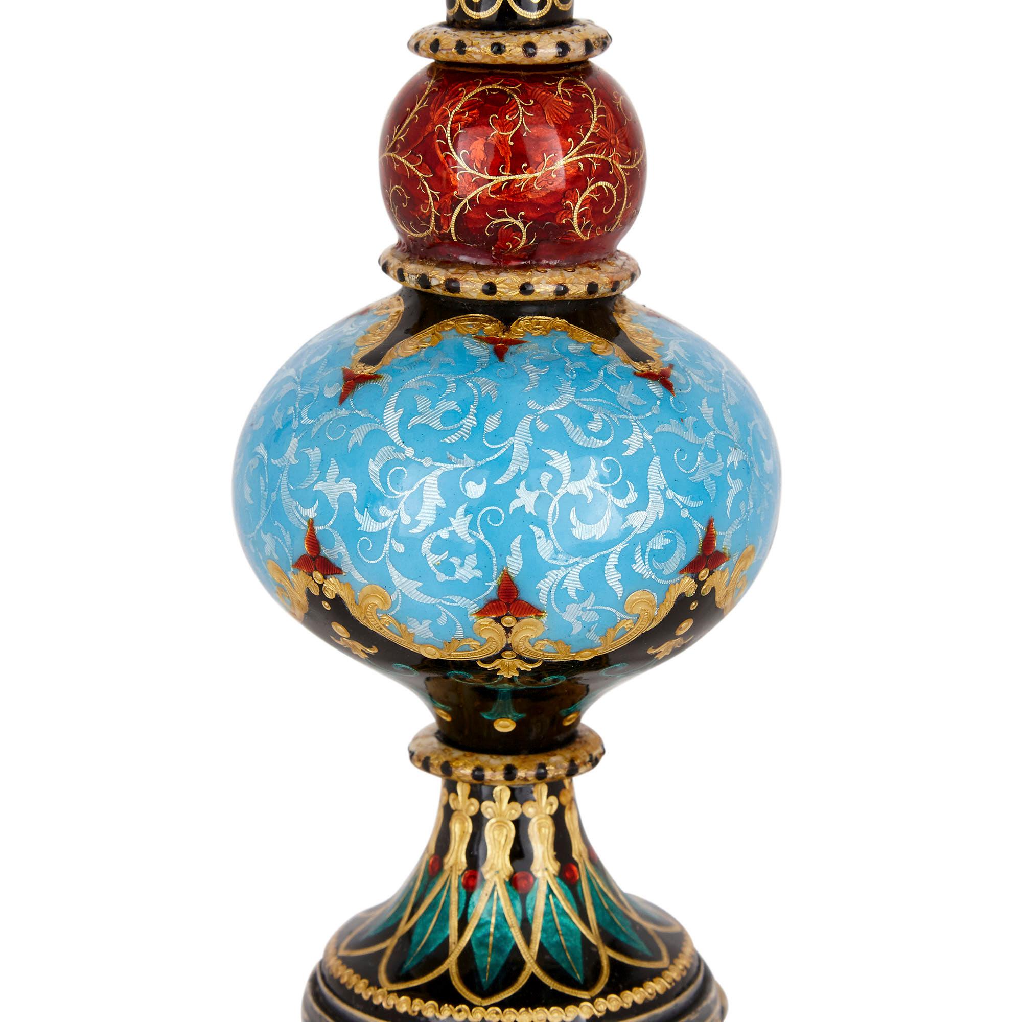 Français Paire de vases anciens en émail arabesque français pour l'exportation de Turquie en vente