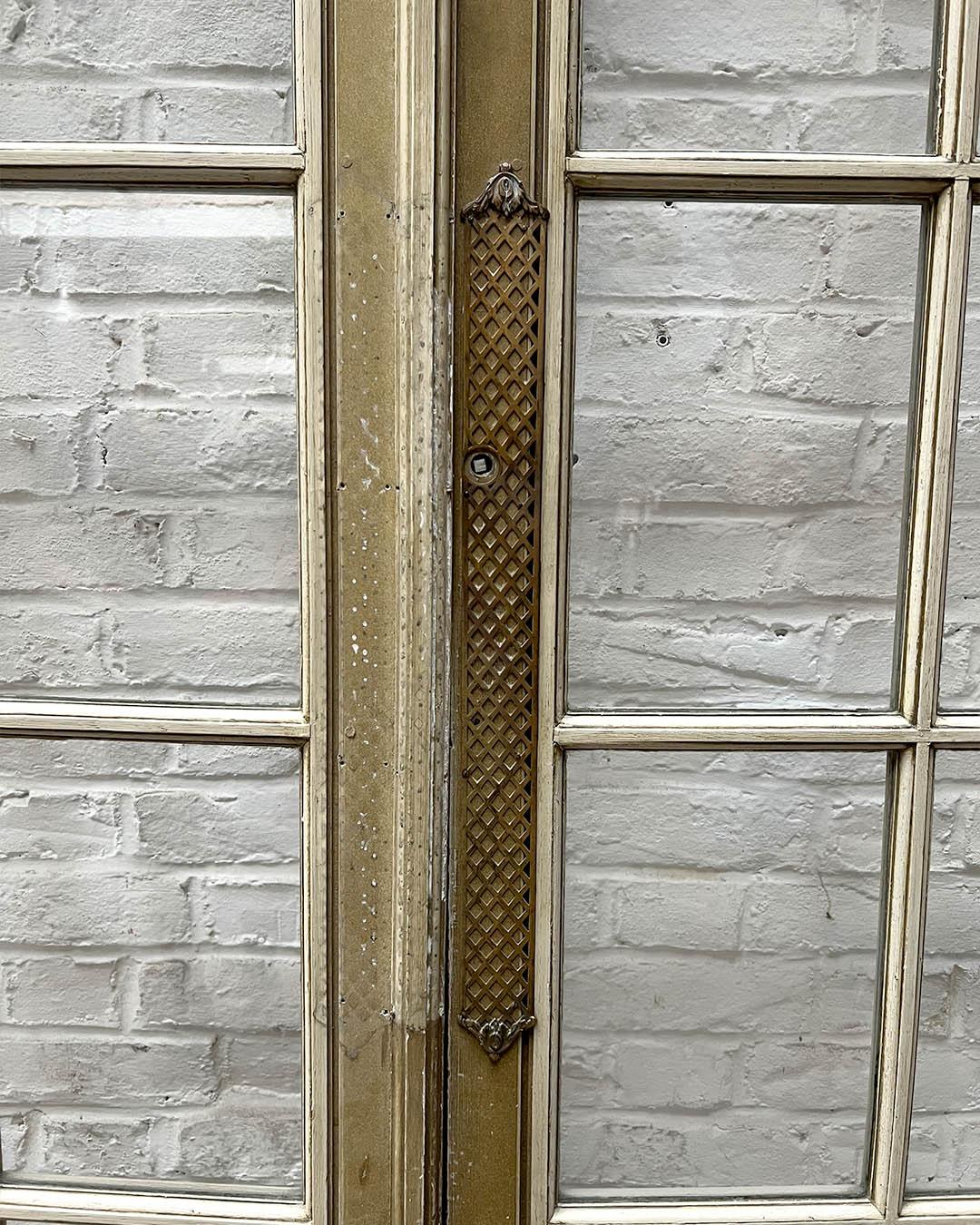 Pair of Antique French Arched Double Doors with Glazing, Early 20th Century In Good Condition For Sale In TOURCOING, FR