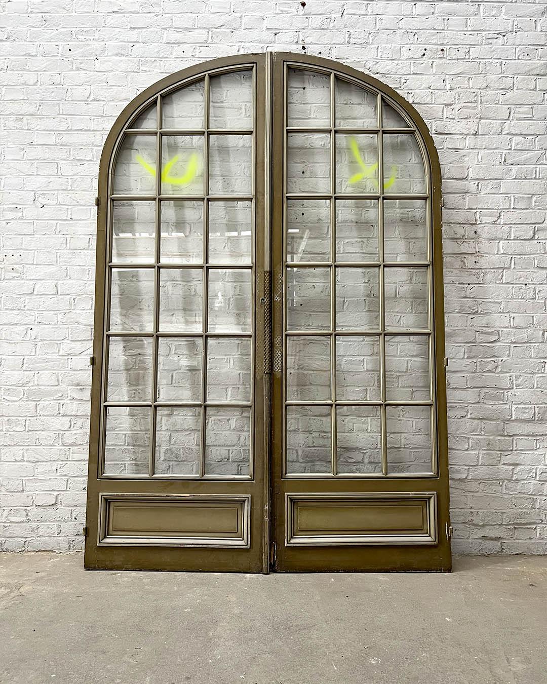 Pair of Antique French Arched Double Doors with Glazing, Early 20th Century For Sale 1