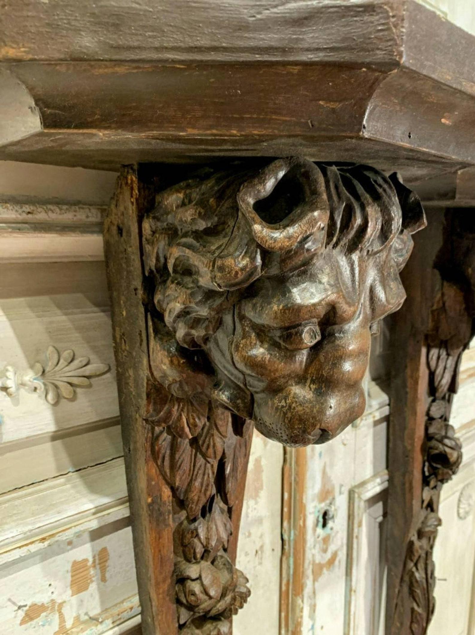 Sculpté à la main Paire d'anciens corbeaux architecturaux français de provenance