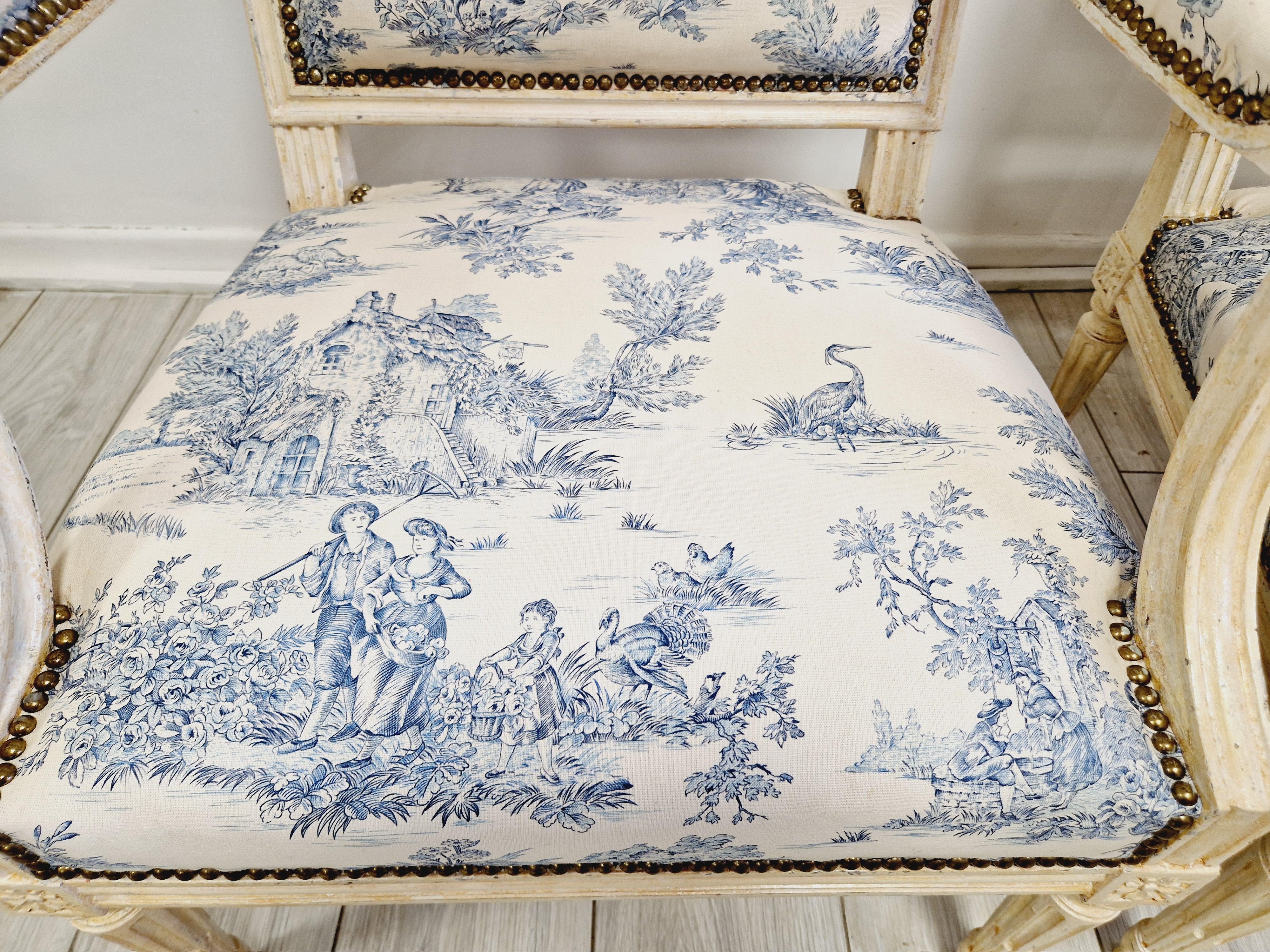 Aggiungi un tocco di eleganza al tuo spazio abitativo con questa coppia di poltrone Bergere in stile Directoire antico. Queste sedie hanno una splendida forma quadrata e sono rivestite in cotone con un bellissimo motivo Toile de jouy. La finitura