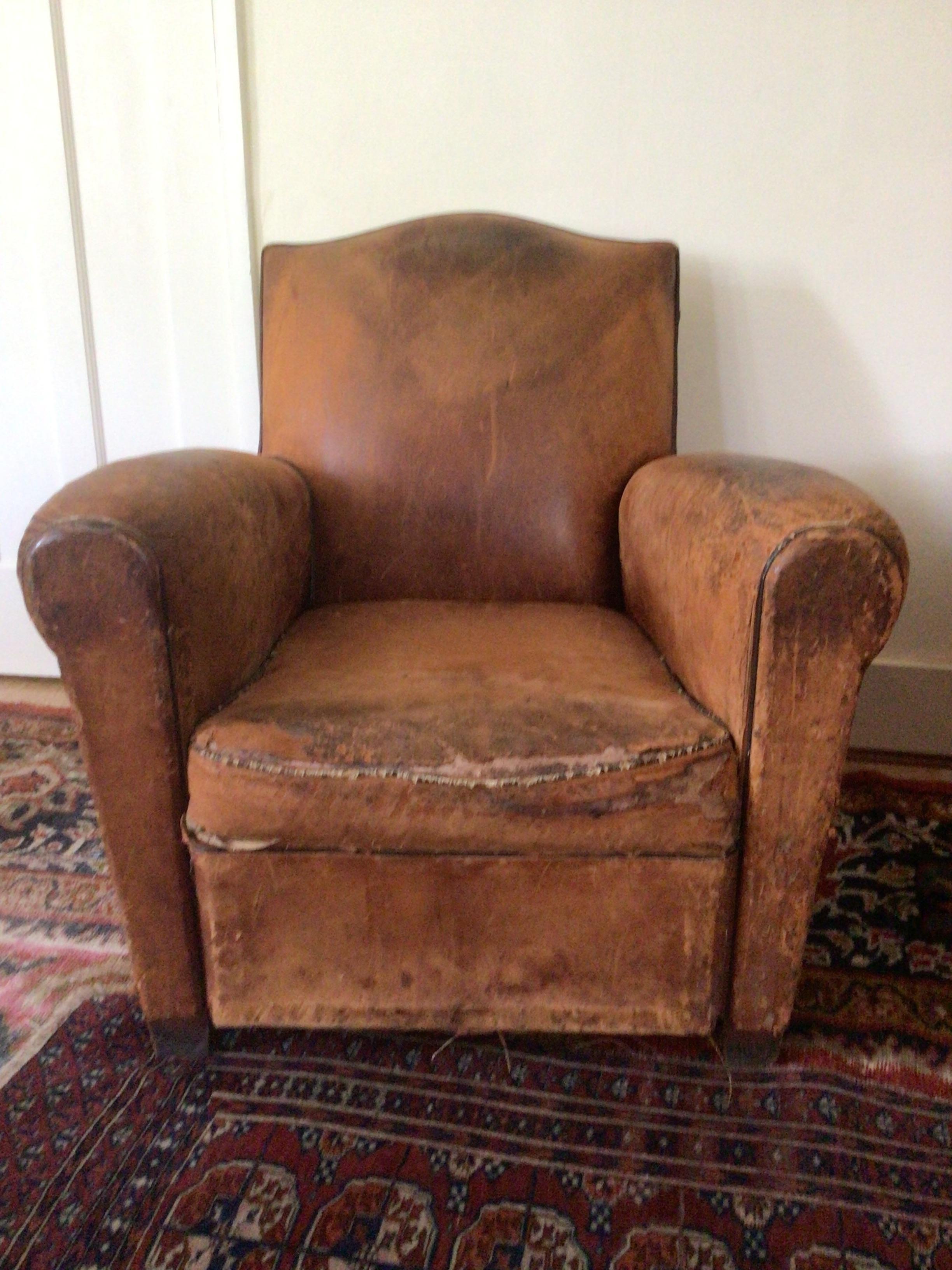 Paire de fauteuils club en cuir Art Déco français anciens. Bon état - En vente à Sherborne, GB