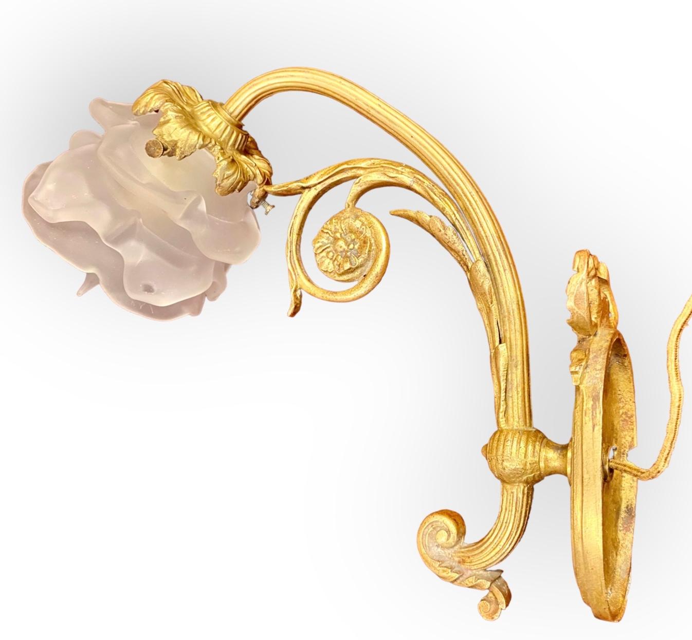 Pair Of Antique French Art Nouveau Gilt Bronze Wall Sconces In Good Condition In New Orleans, LA