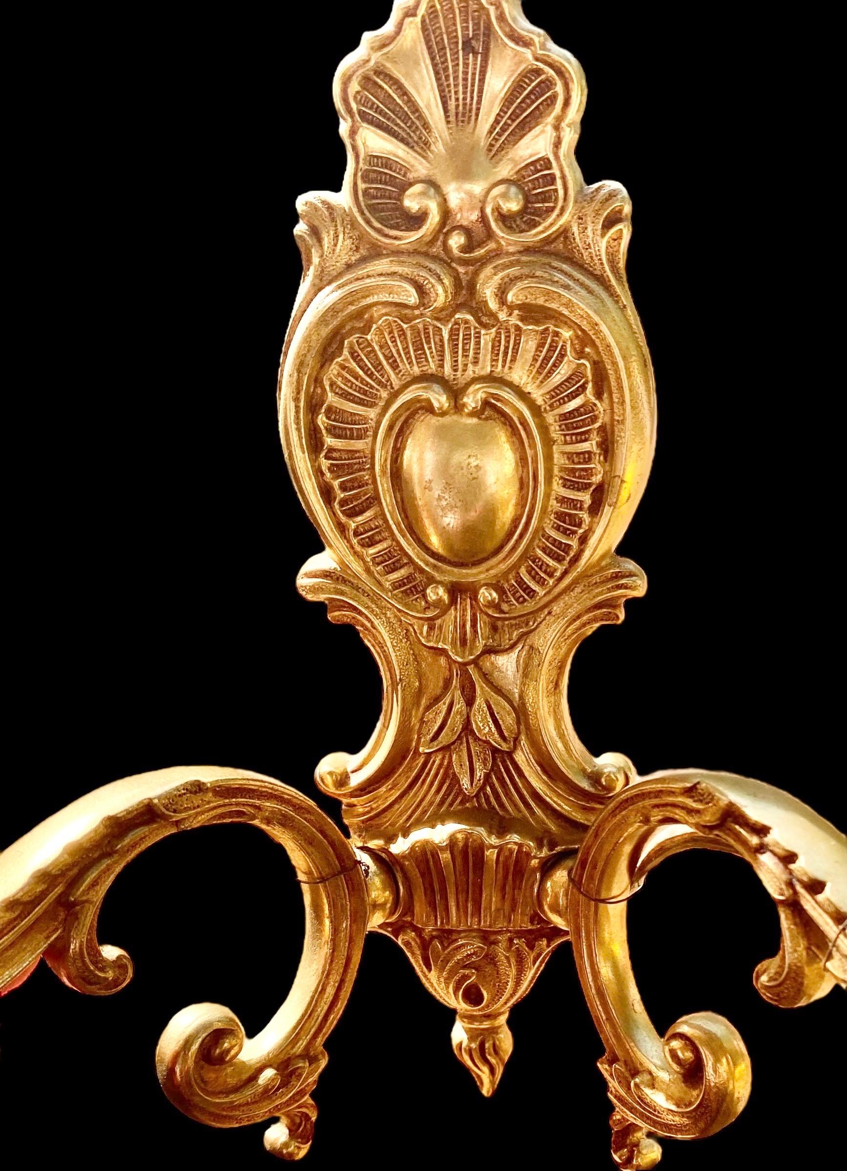 Superbe paire d'appliques électrifiées en bronze doré d'époque Arte Antiques, à deux bras, décorées de coquillages et de cabochons, avec des bras en volute à décor de feuilles et des chandeliers à feuilles.
Un bel ajout pour votre salle de bain