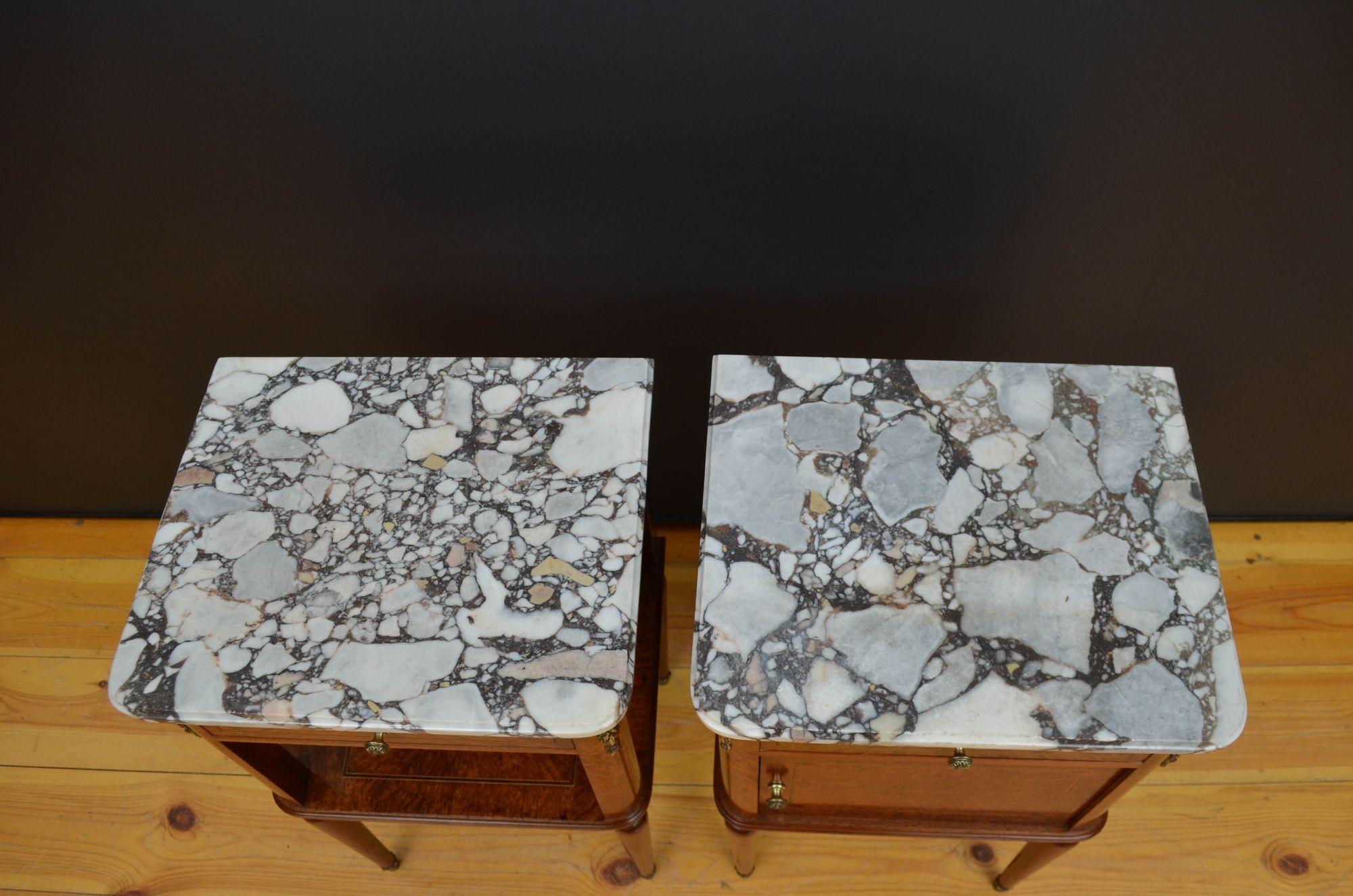 Sn5556 Antiguo par de mesillas de noche de Amboyna y caoba, cada una con tapa de mármol original sobre cajones forrados de caoba con incrustaciones de madera de boj y cuerda.
Uno de los armarios tiene una sección abierta con chapas cuarteadas e
