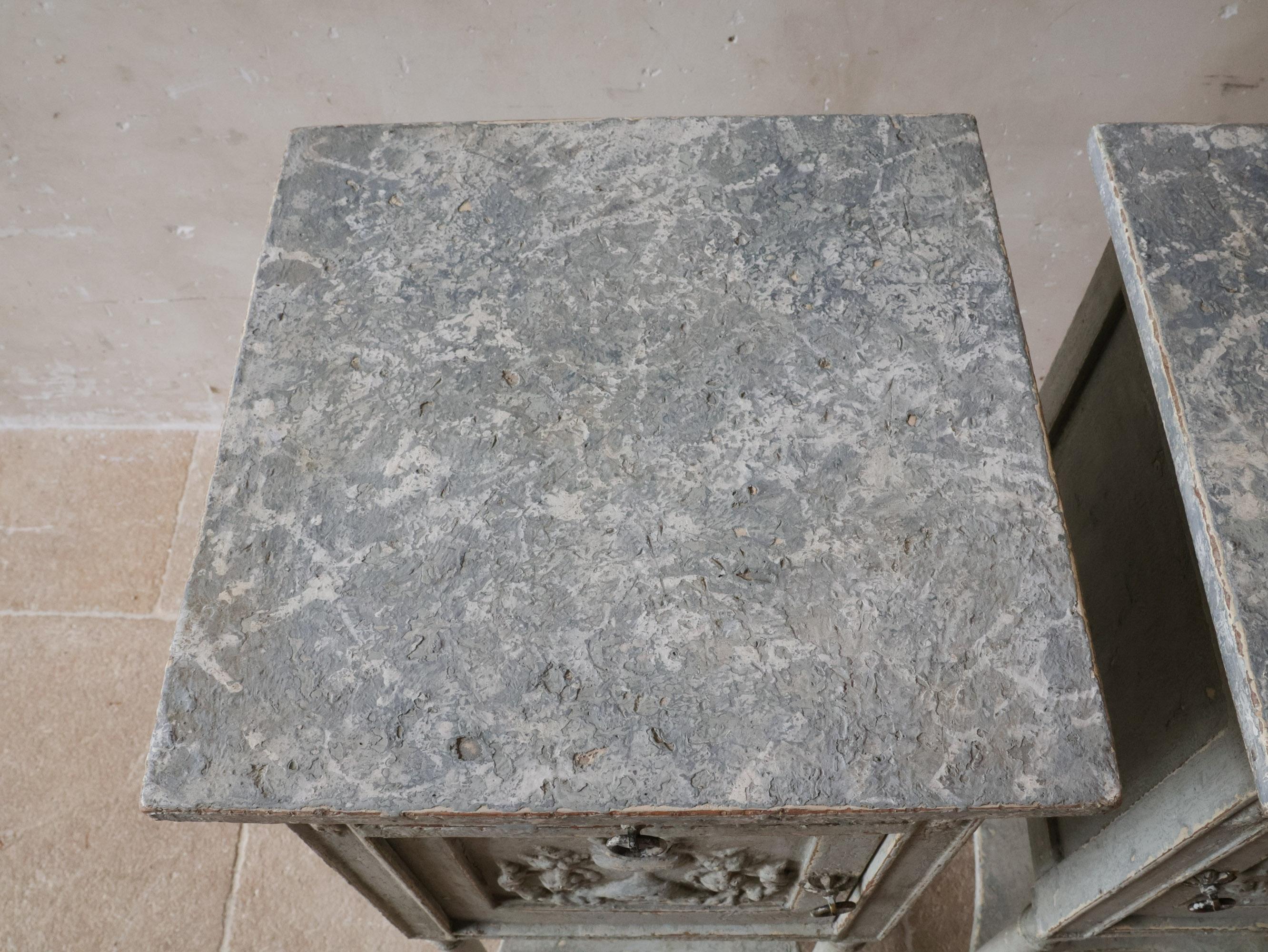 Coppia di comodini antichi francesi con patina grigia in vendita 2