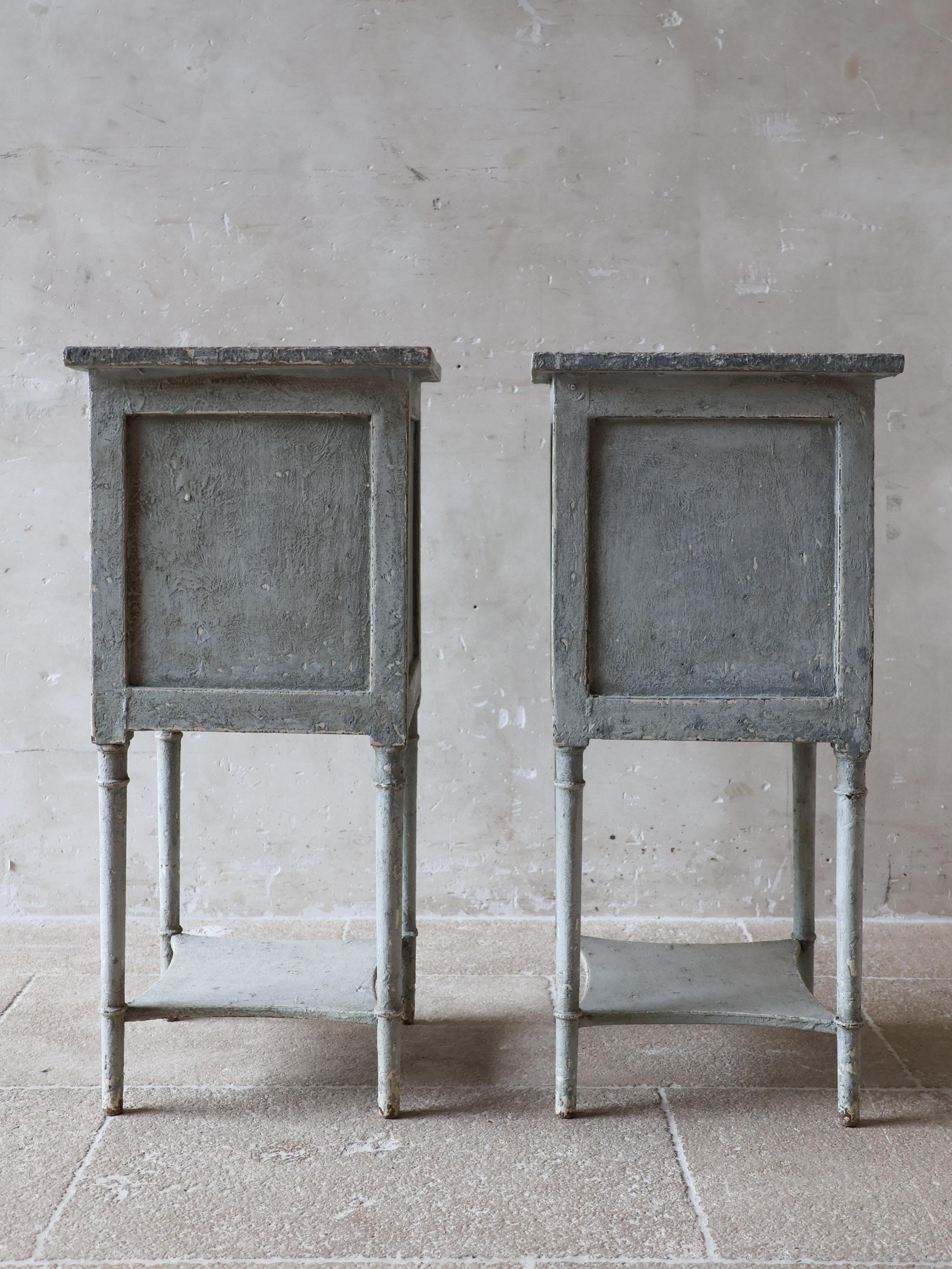 Coppia di comodini antichi francesi con patina grigia in vendita 4