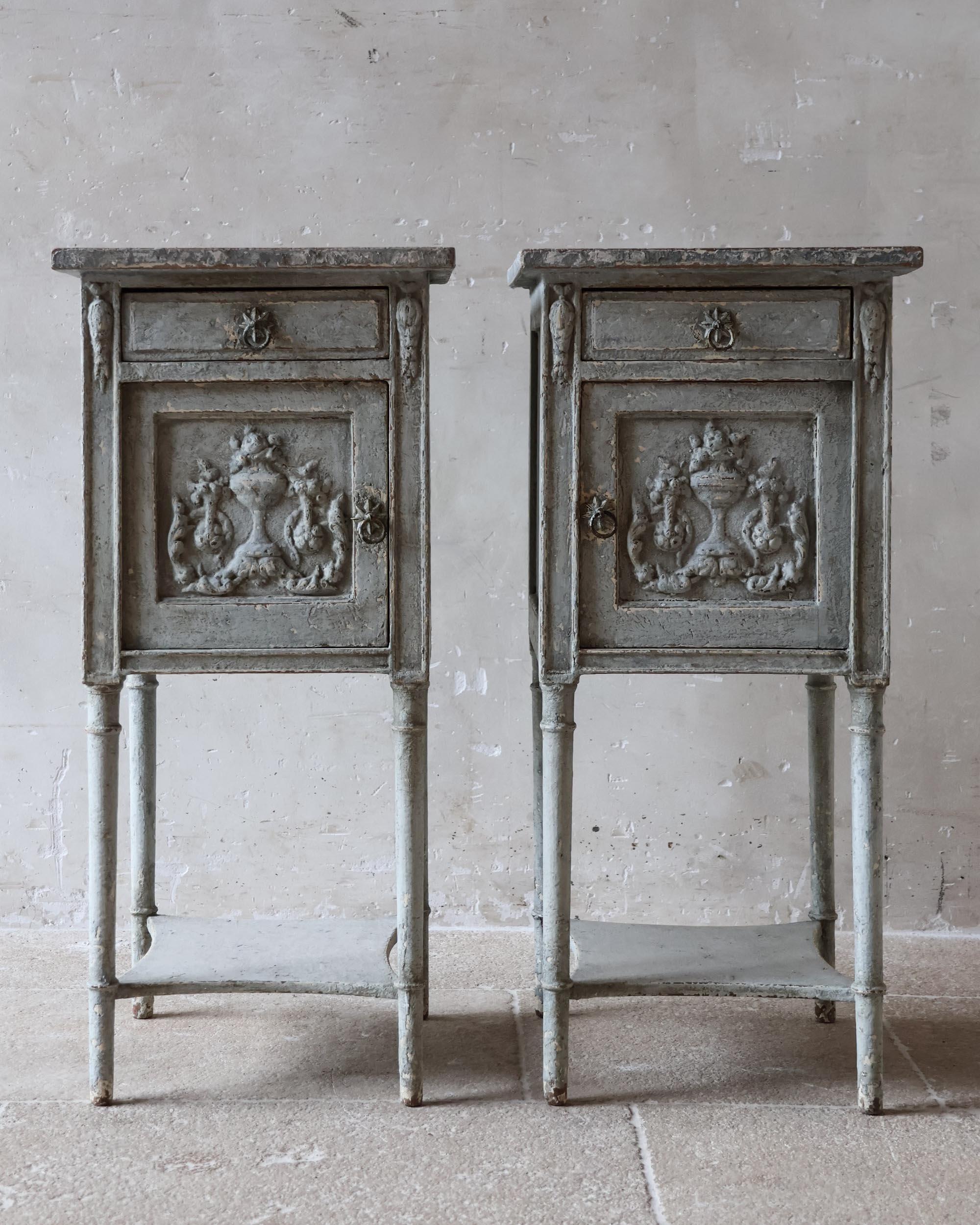 Una bellissima coppia di antichi comodini francesi della fine del XIX secolo realizzati in un elegante stile rococò. Questi tavoli unici presentano dettagli finemente intagliati a mano con urne e motivi floreali, aggiungendo un tocco decorativo e