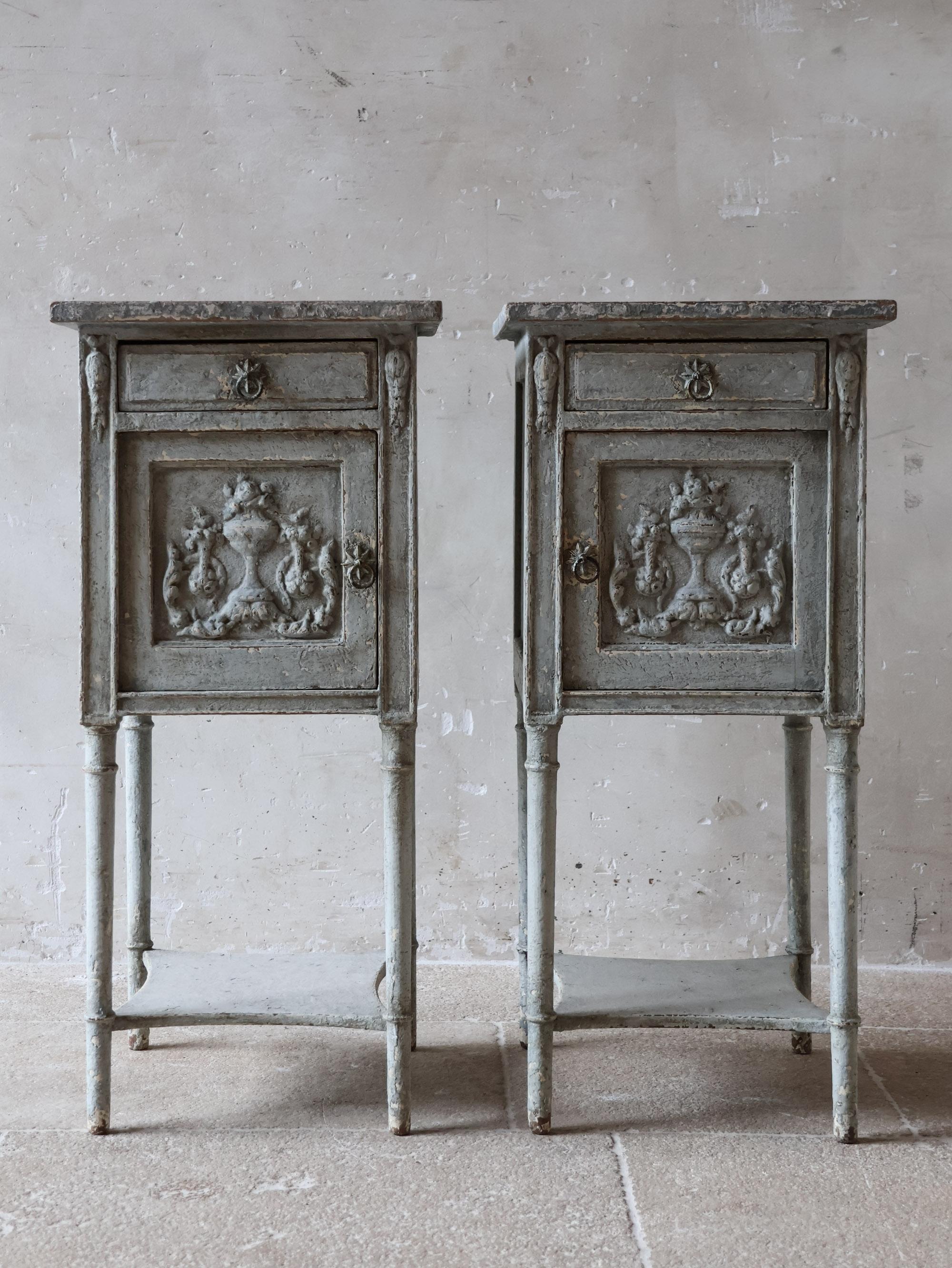 Rococò Coppia di comodini antichi francesi con patina grigia in vendita