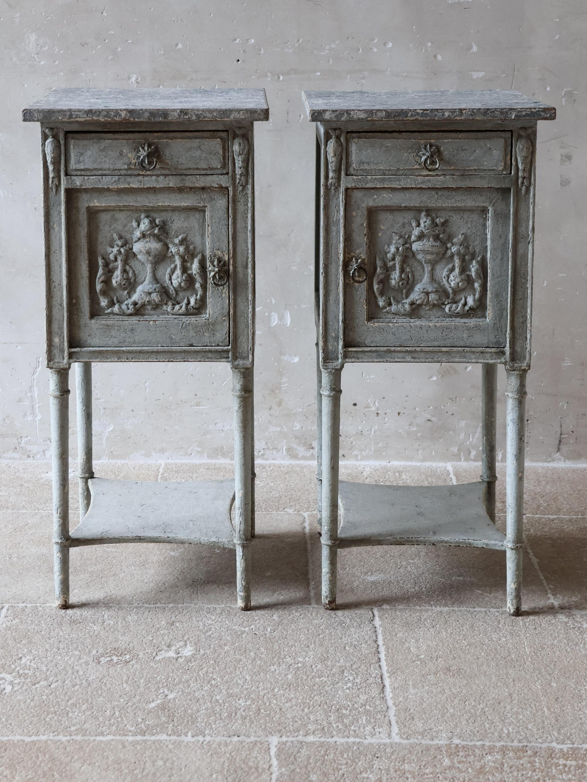 Francese Coppia di comodini antichi francesi con patina grigia in vendita