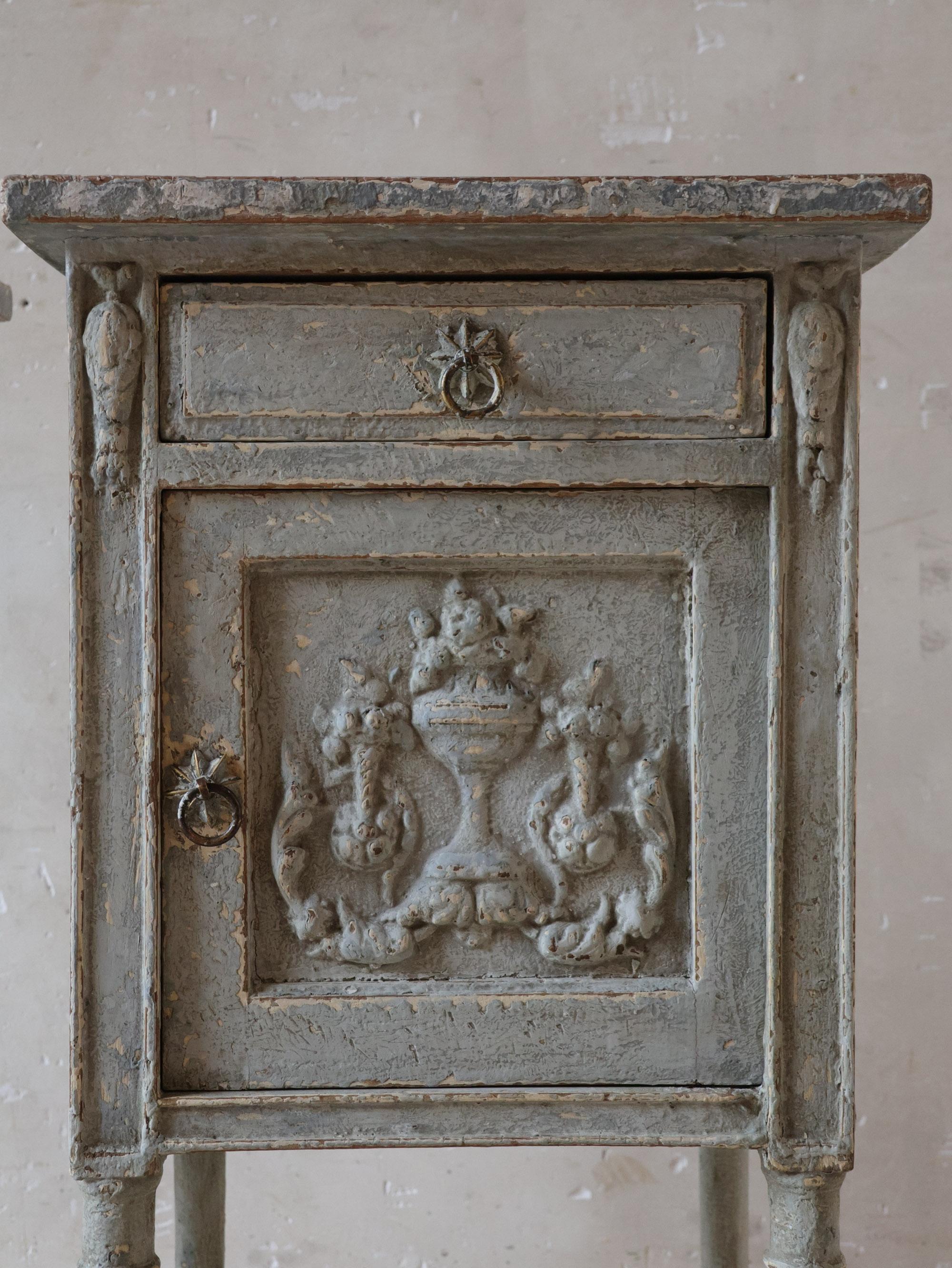 Coppia di comodini antichi francesi con patina grigia In condizioni buone in vendita a Baambrugge, NL