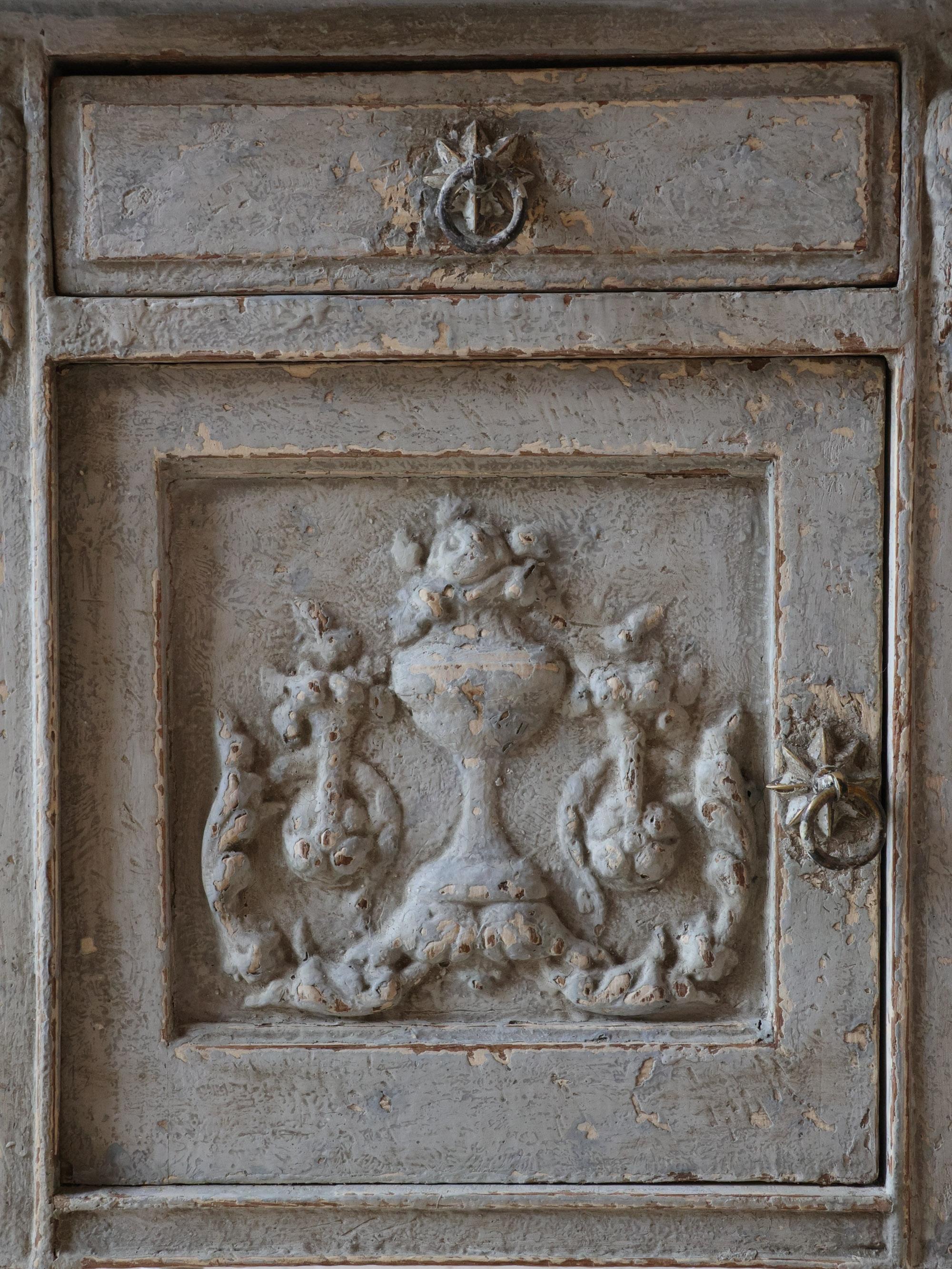 Fine XIX secolo Coppia di comodini antichi francesi con patina grigia in vendita