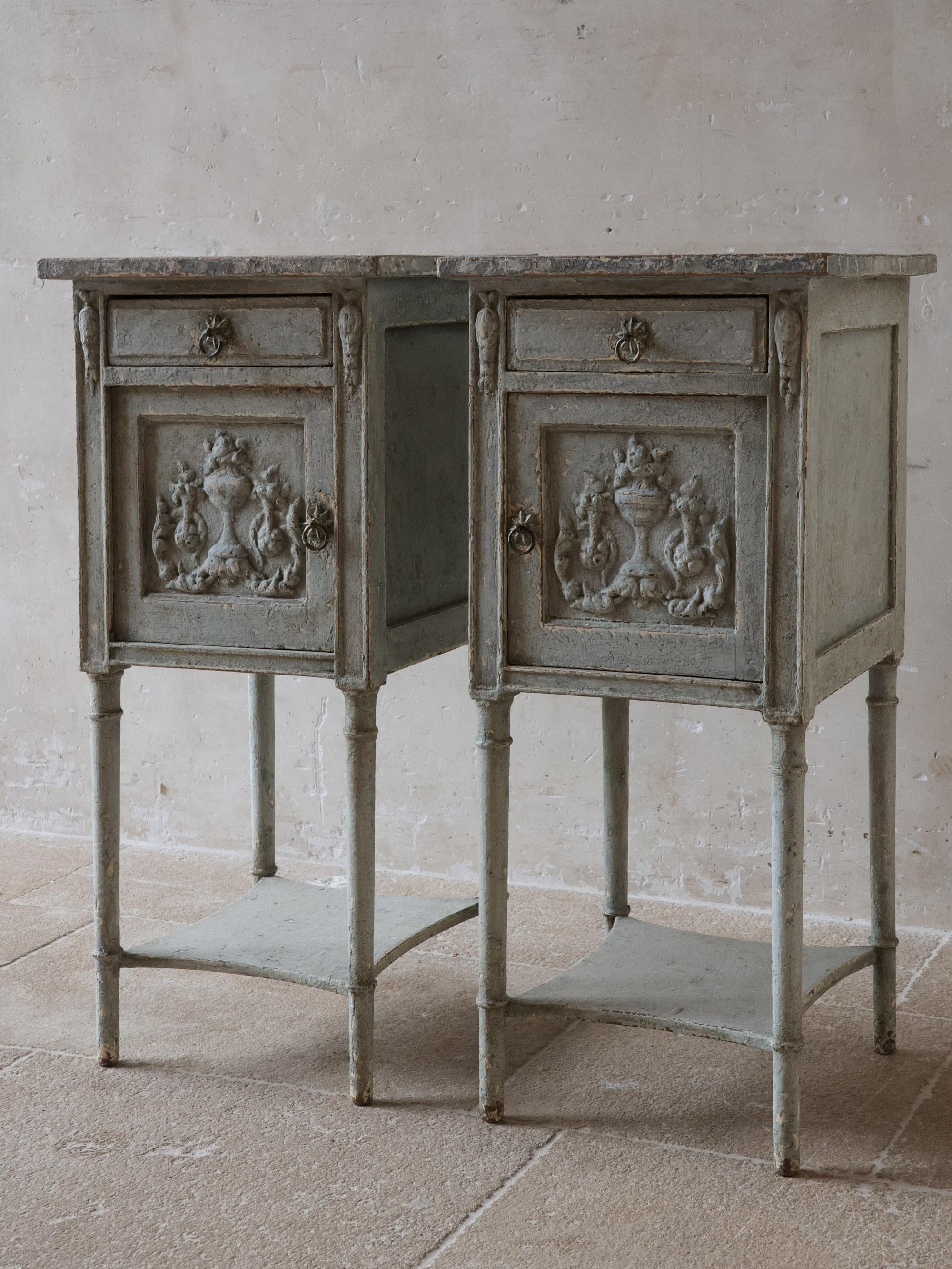 Quercia Coppia di comodini antichi francesi con patina grigia in vendita