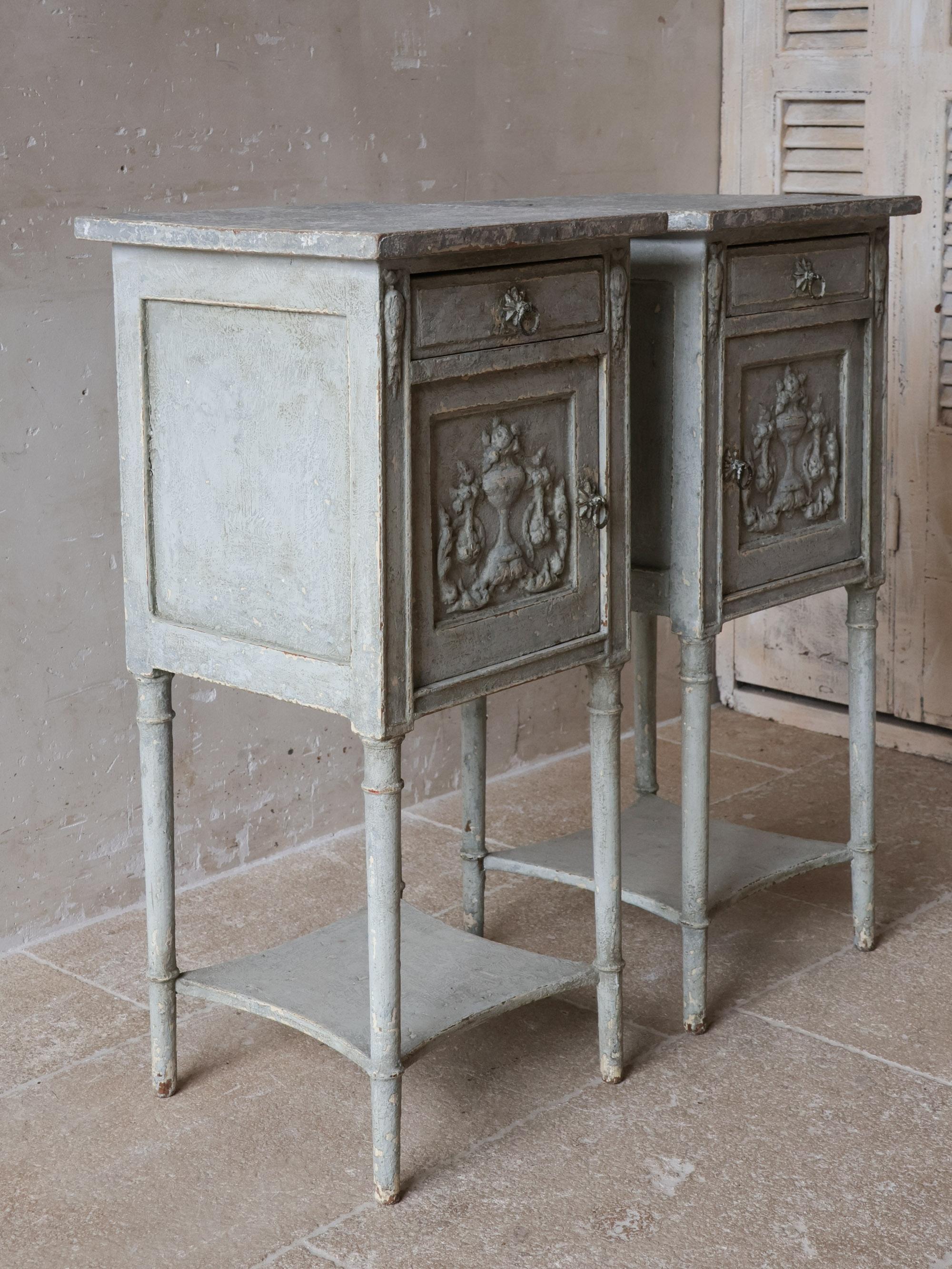 Coppia di comodini antichi francesi con patina grigia in vendita 1