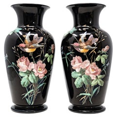 Paire de vases Antique French en verre opalin noir, décorés d'oiseaux et de roses peints à la main