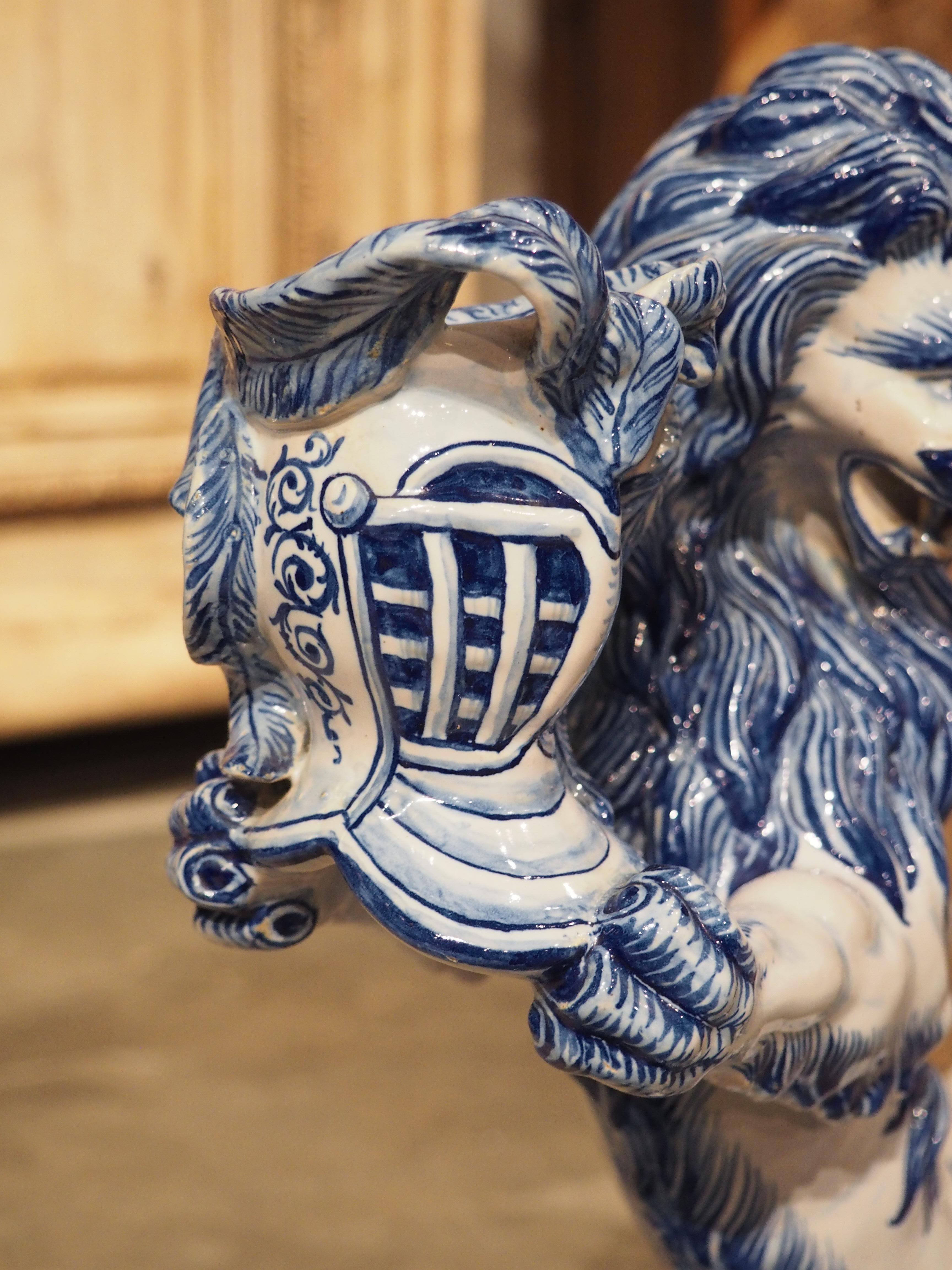 Paar antiker französischer blau-weißer Saint-Clément-Fayence-Löwen-Kerzenständer im Angebot 5