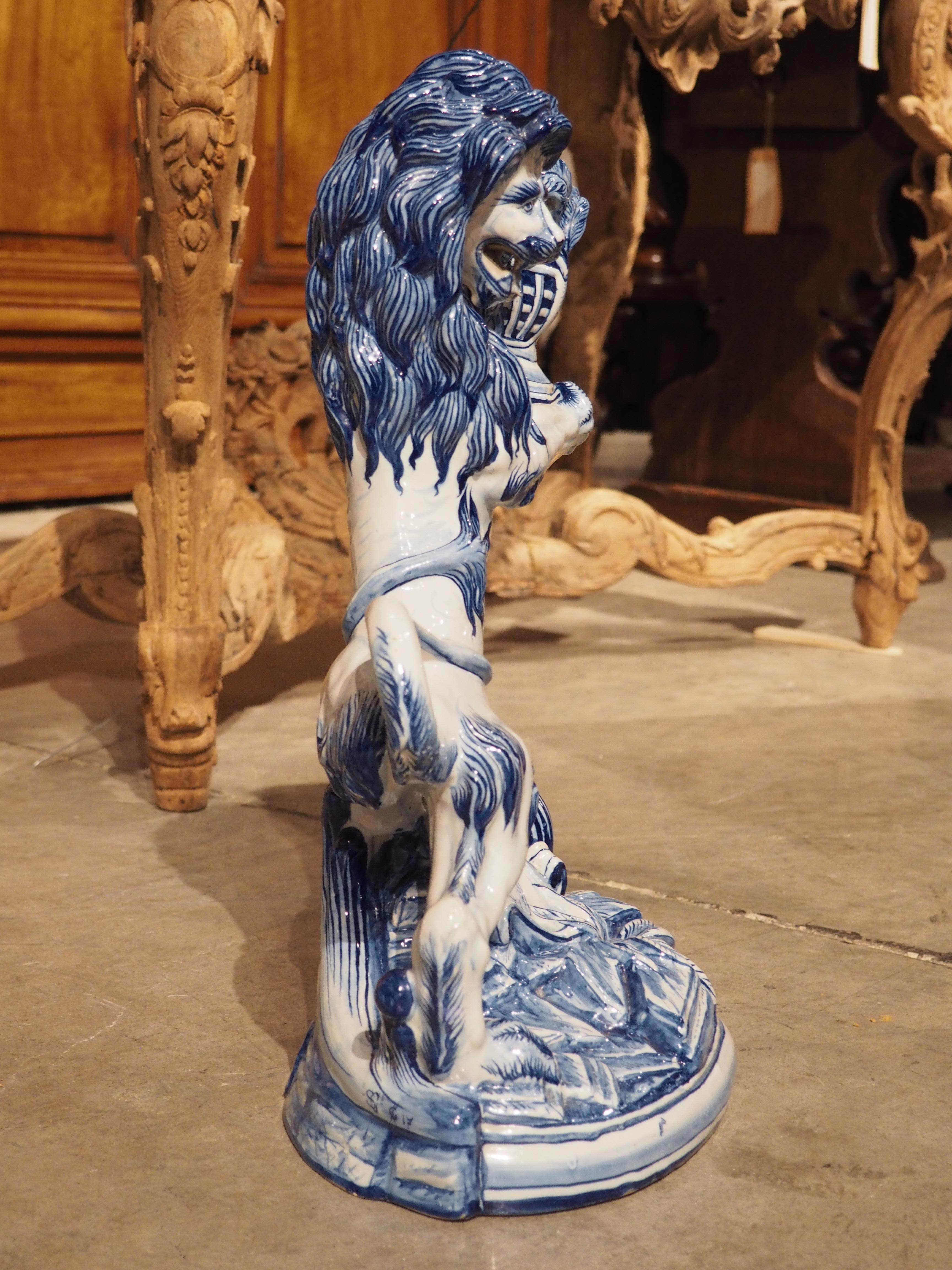 Paire de bougeoirs anciens en faïence de Saint-Clément bleue et blanche avec lion en vente 5