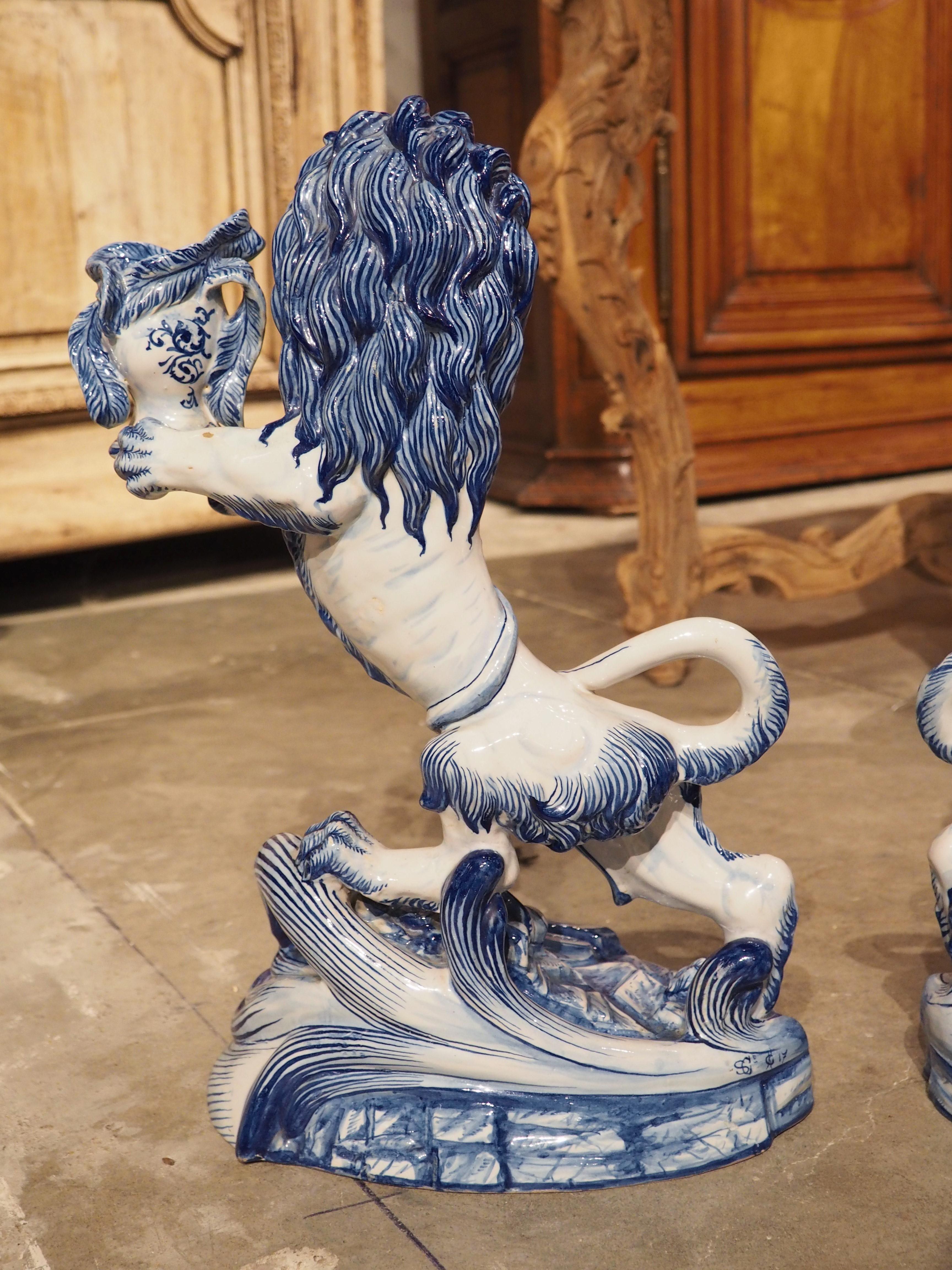 Paire de bougeoirs anciens en faïence de Saint-Clément bleue et blanche avec lion en vente 11